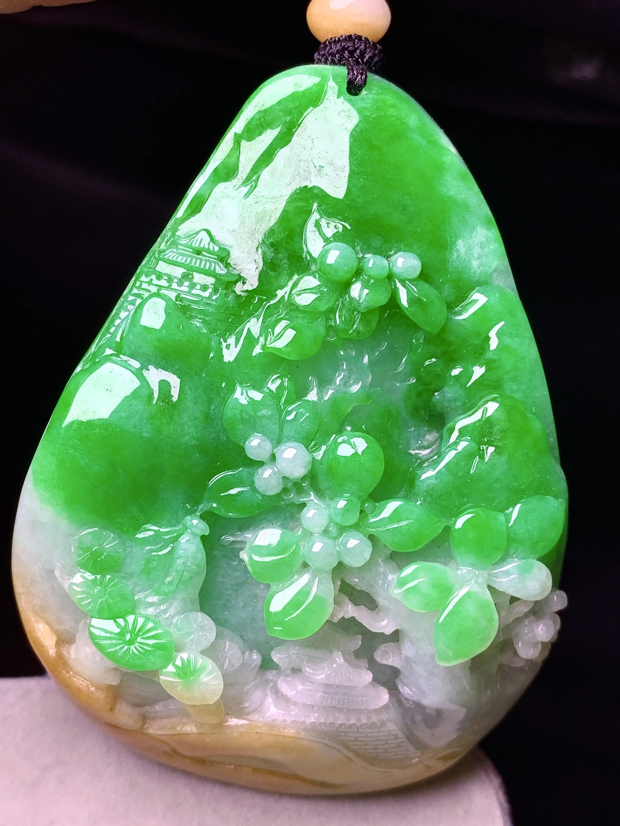 翠绿山水牌子吊坠 玉质细腻 色泽艳丽清新 整体尺寸66*47.2*17.2