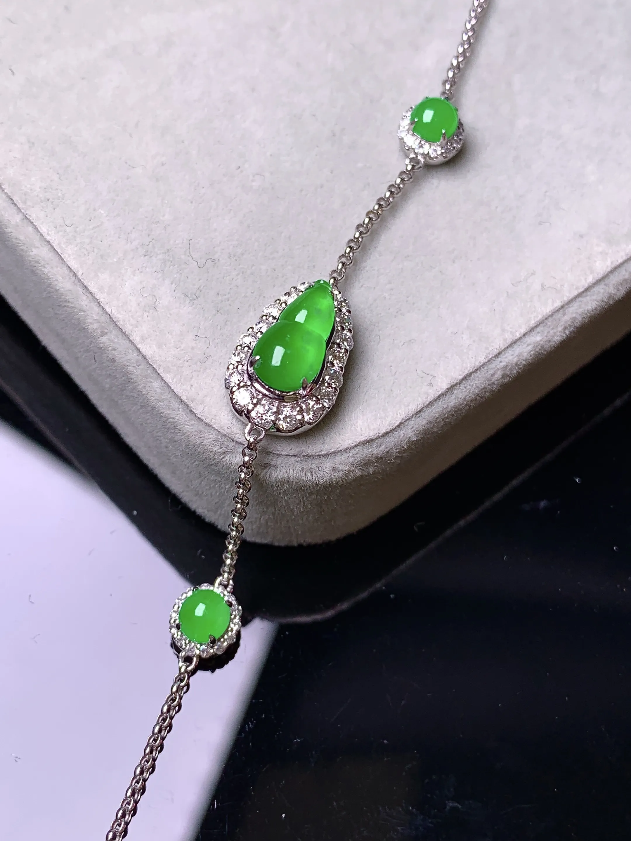 18k金钻镶嵌满绿四季豆组合蛋面手链 玉质细腻 色泽艳丽清新 整体尺寸14*8.6*6.2