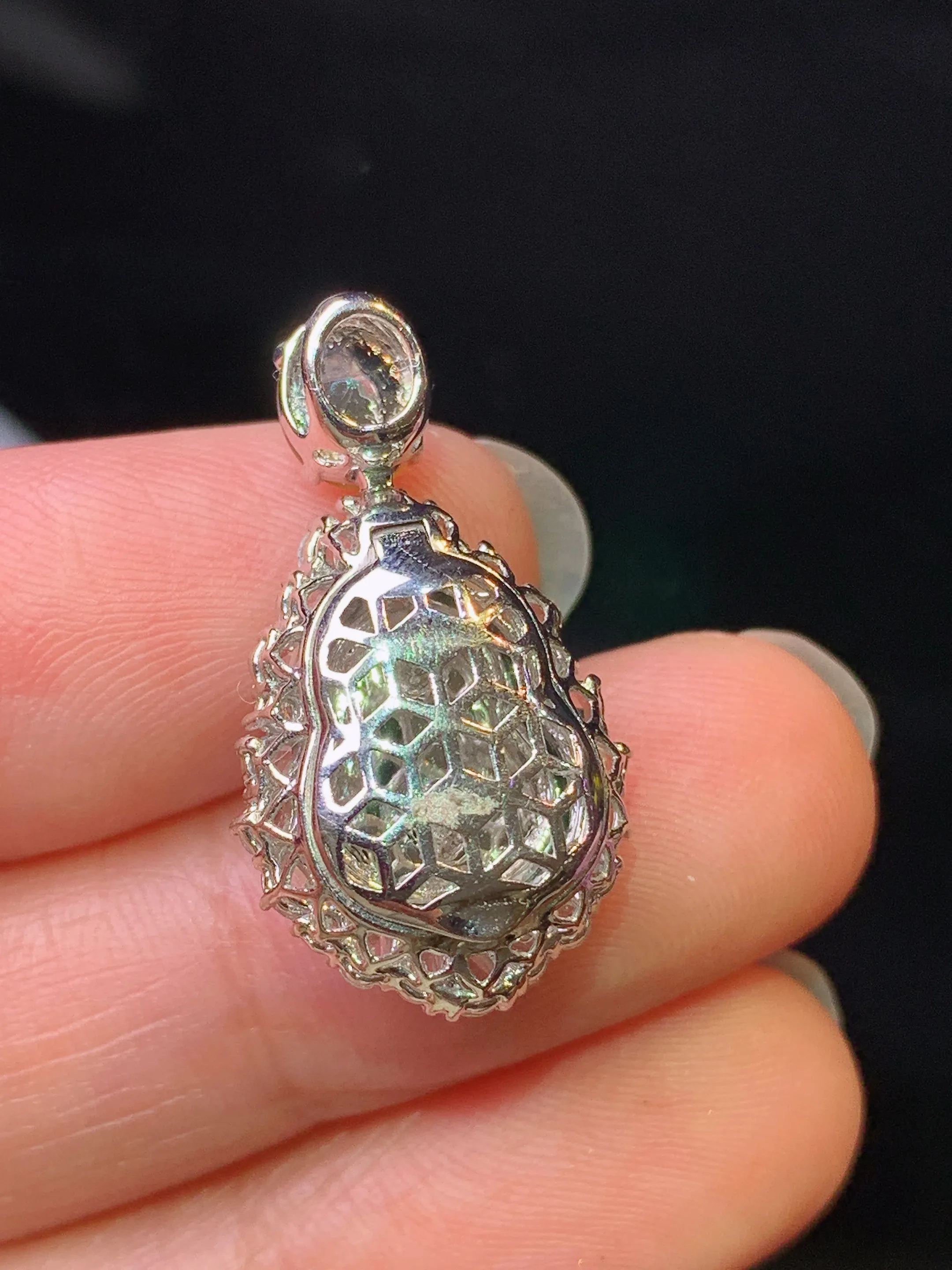 18k金钻镶嵌满绿葫芦吊坠 玉质细腻 色泽艳丽清新 整体尺寸25.2*14.2*9.8