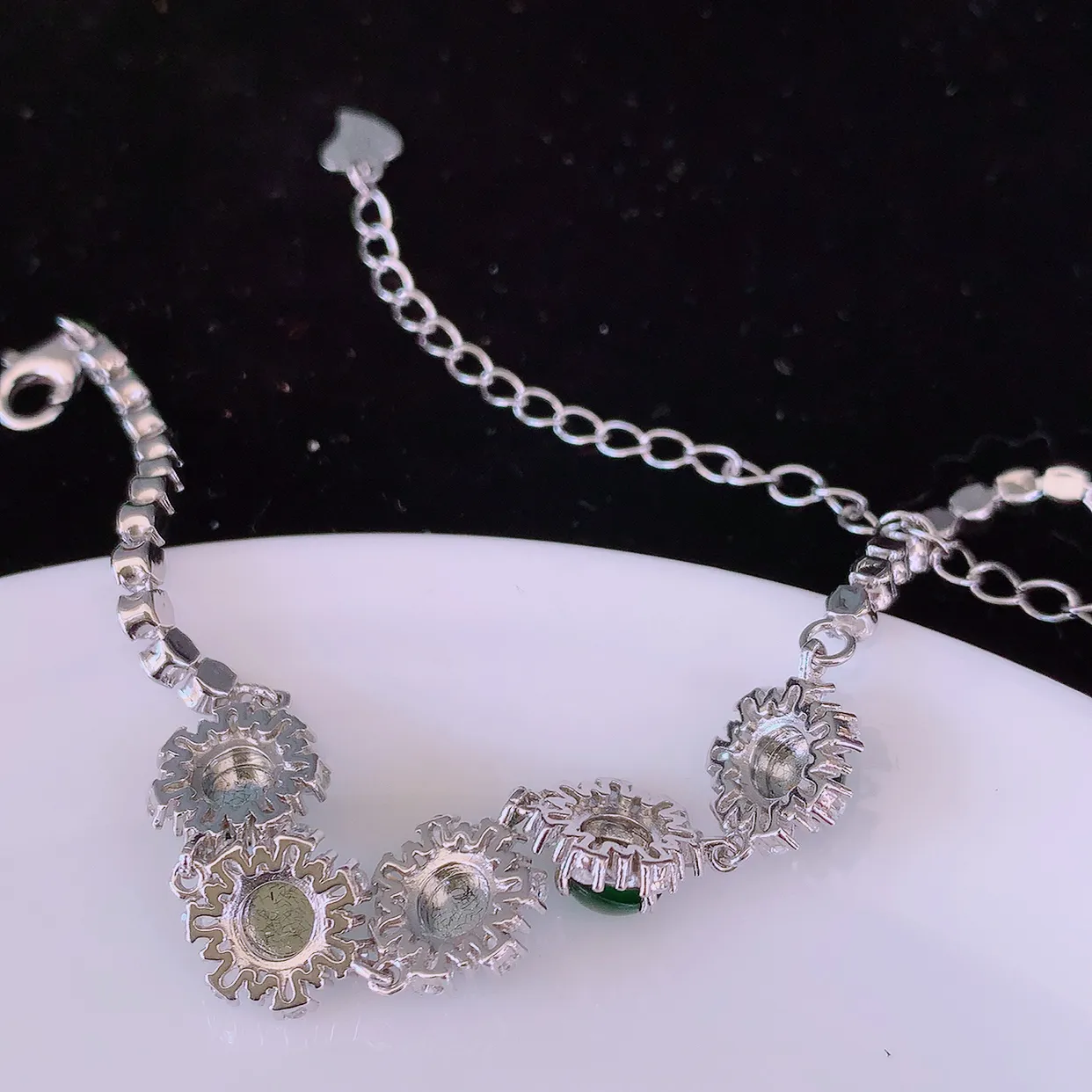 冰透满绿翡翠925银镶嵌手链，自然光实拍，翠色灵动，颜色漂亮，种老水足，品相佳，佩戴佳品！#97.7取一整体9.5*12*5裸石5.5*5.5