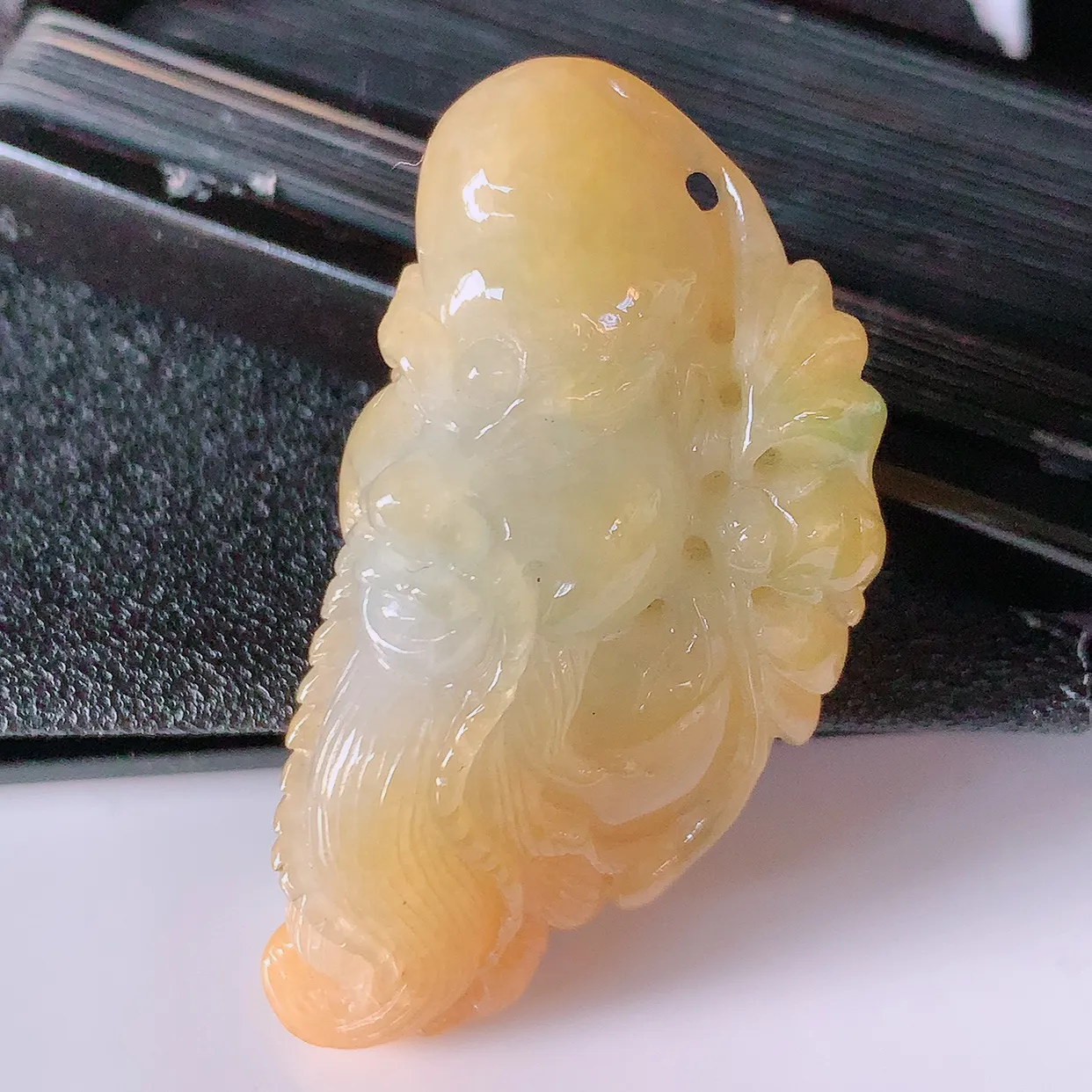 自然光实拍，冰润黄加绿翡翠招财财神爷吊坠，种老水足，雕工精湛 ，寓意美好，佩戴时尚出众！#89.10