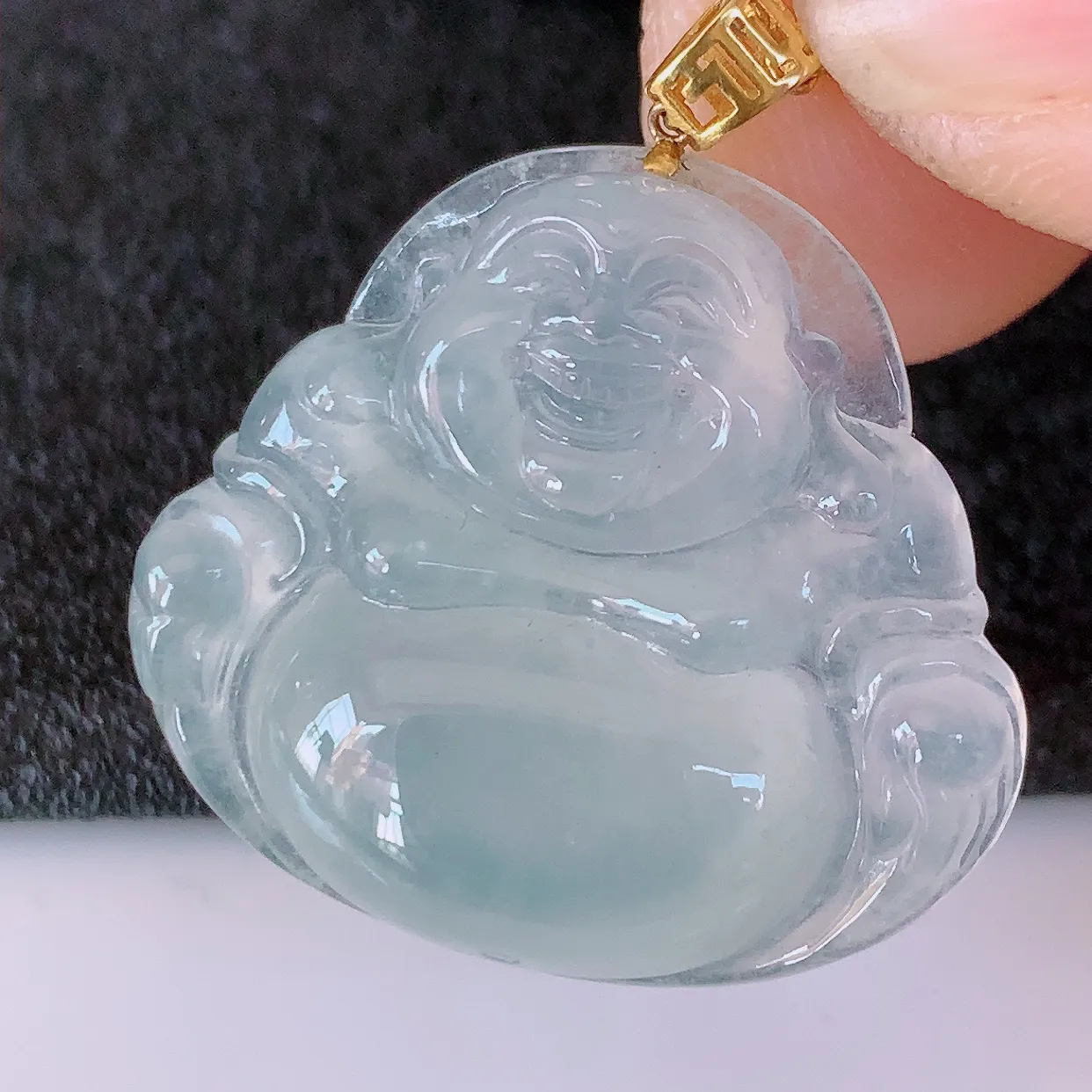自然光实拍，18K金镶嵌冰种翡翠佛公吊坠，冰透饱满， 佛公亦保平安，寓意有福（佛公）相伴，品相佳，配