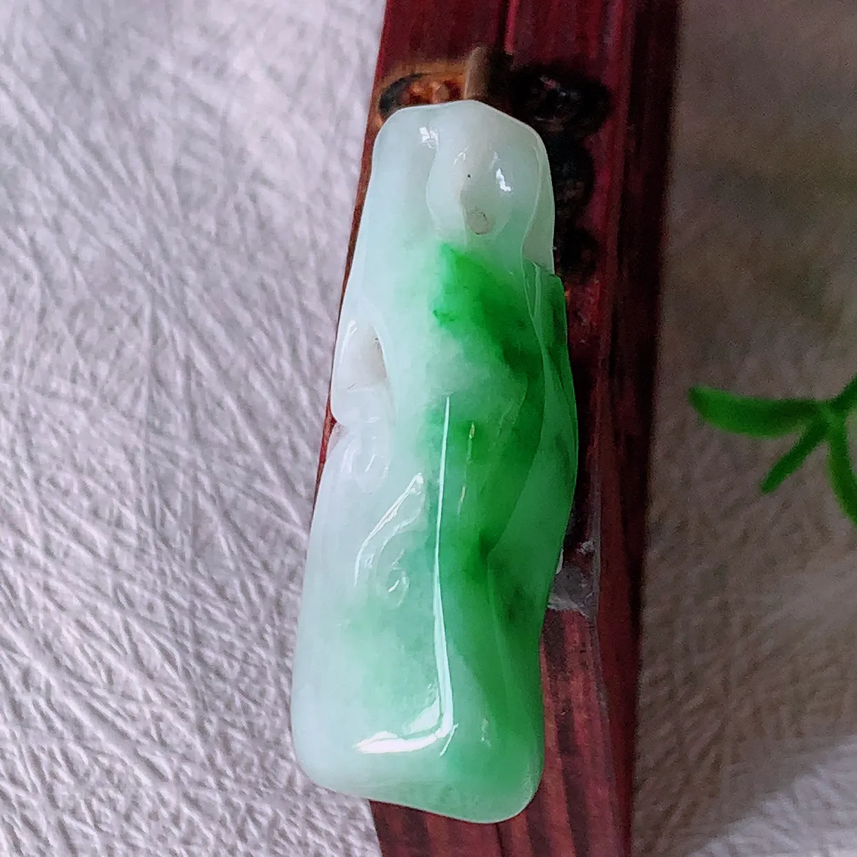 自然光实拍，冰润飘绿翡翠如意吊坠，玉坠百搭又精致，寓意着吉祥，事事如意！#47.10