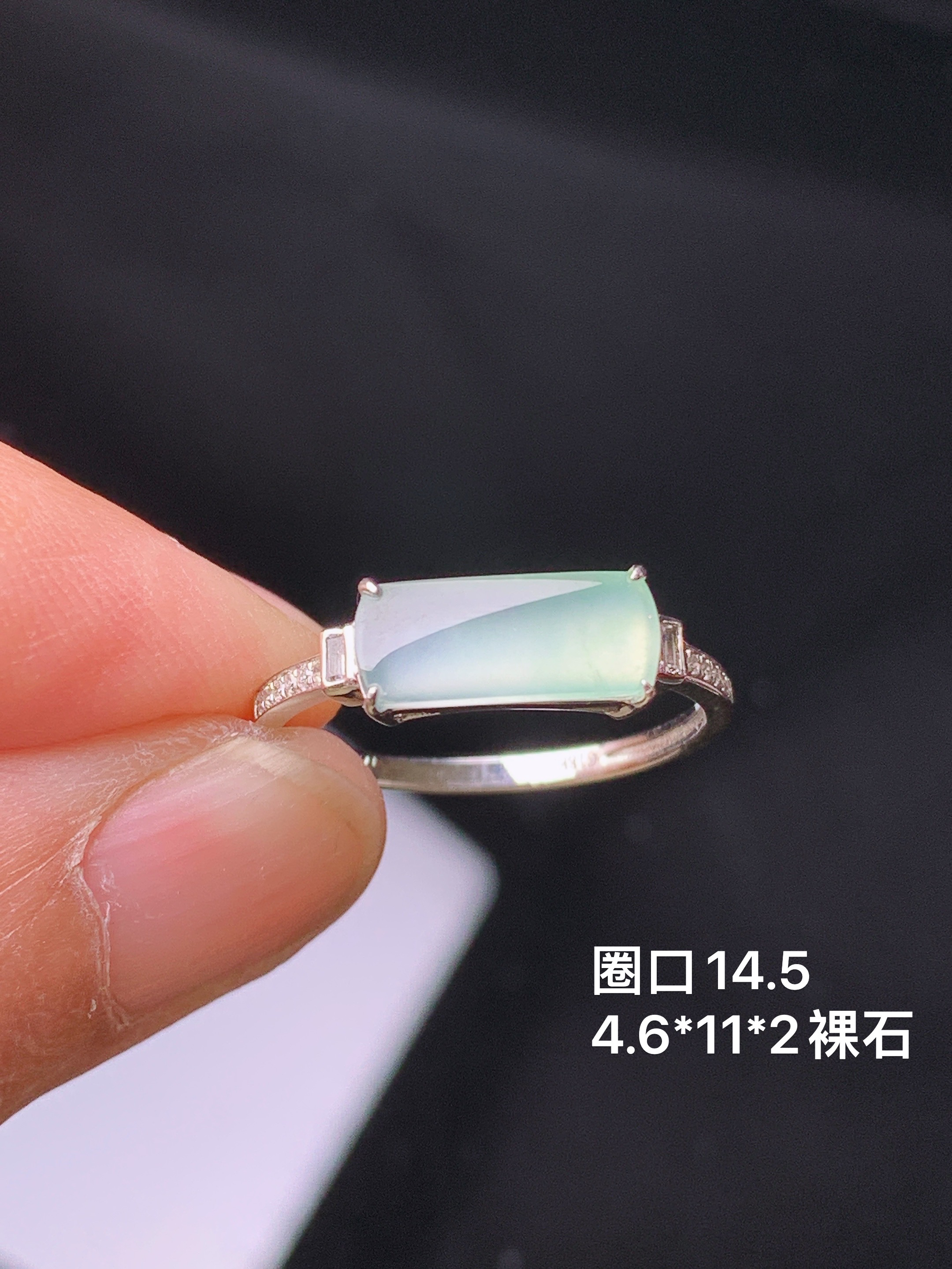 18k金钻镶嵌冰种马鞍戒指 玉质细腻 色泽艳丽清新 圈口14.5 裸石尺寸4.6*11*2