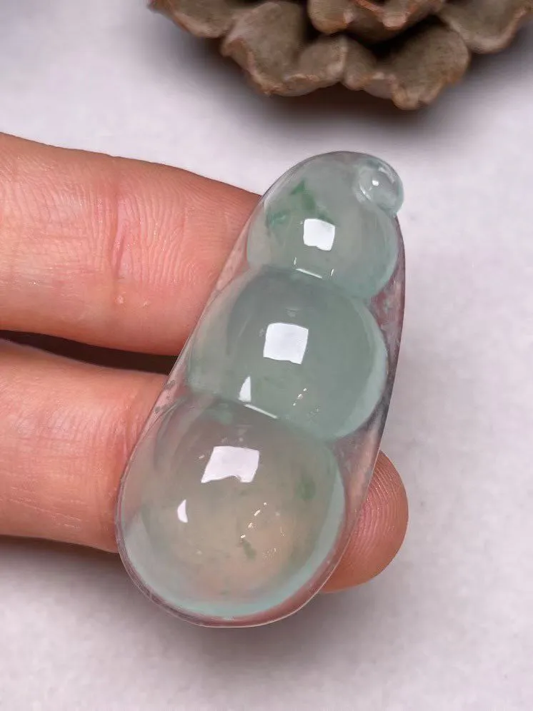 冰种飘花【福豆】吊坠，种水好，玉质细腻 ，卖相好