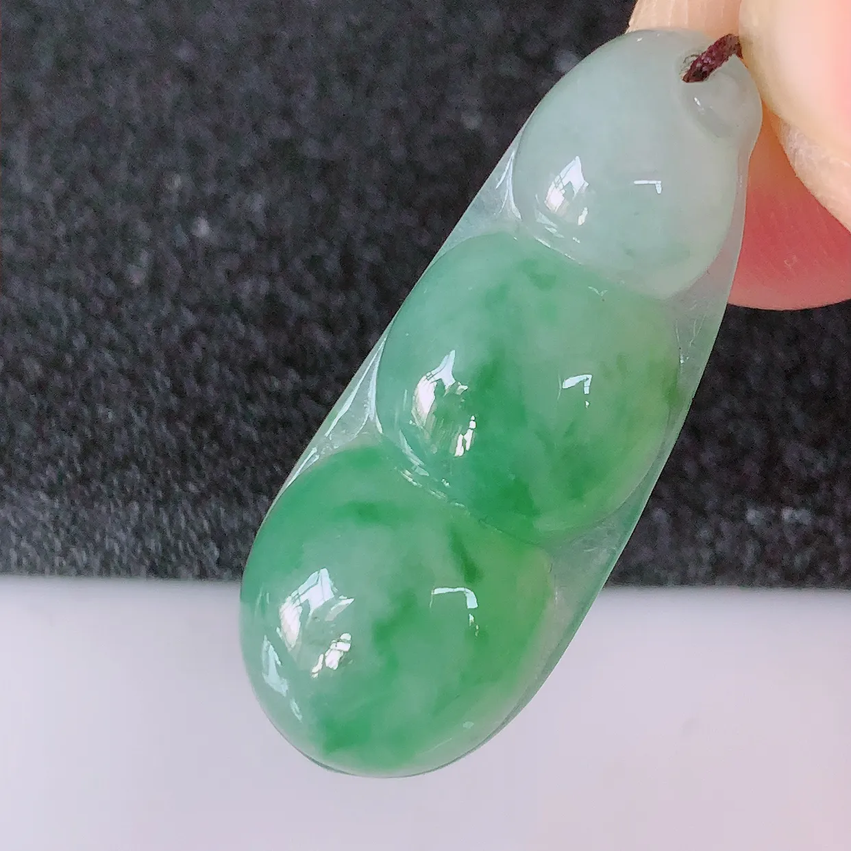 自然光实拍，冰飘花翡翠福豆吊坠，寓意“四季平安，福气满满”胶感十足，饱满，佩戴效果优雅迷人！#57.7