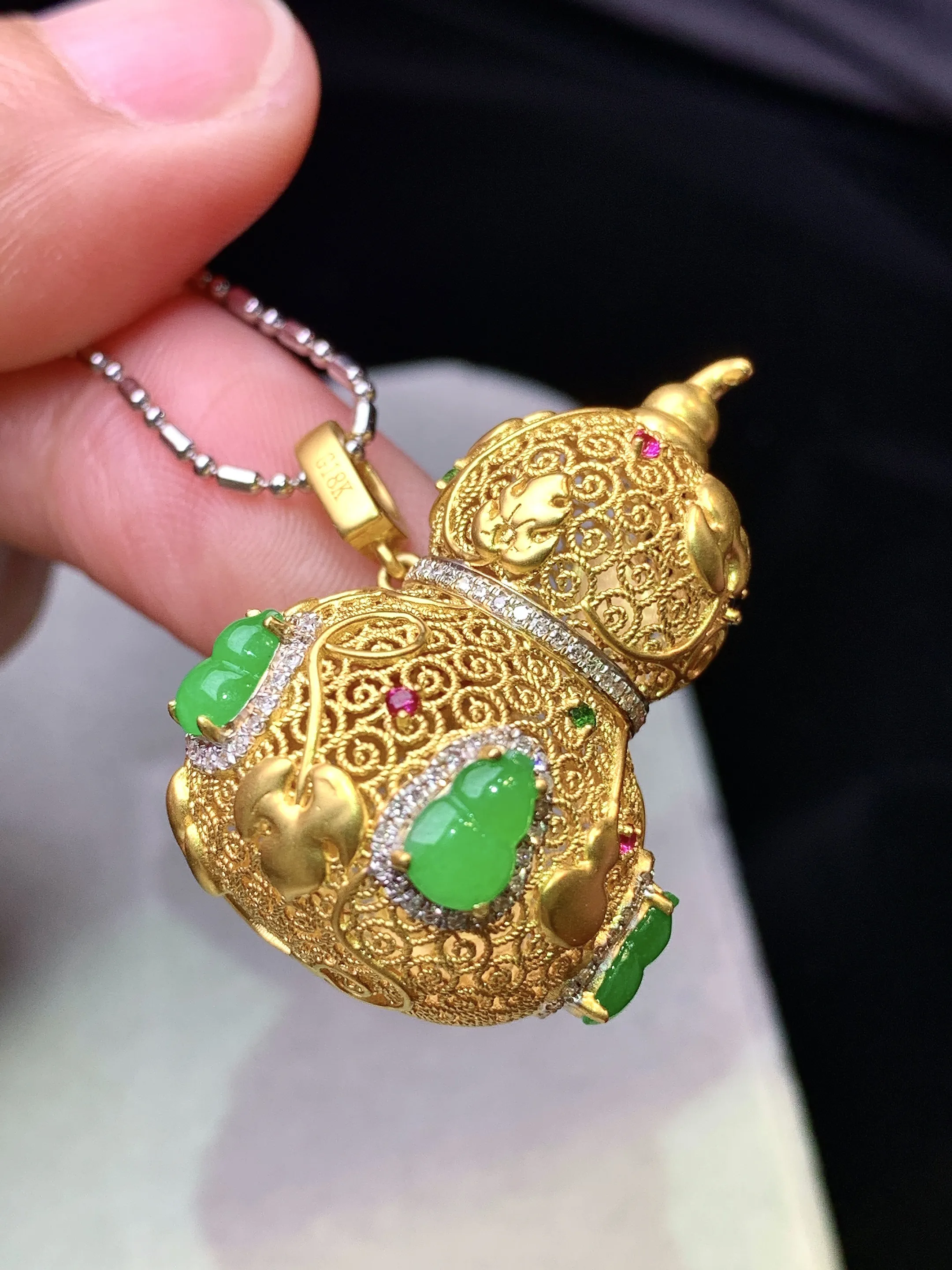 18k金钻镶嵌满绿葫芦吊坠 玉质细腻 色泽艳丽清新 整体尺寸32.5*22.5*22.5