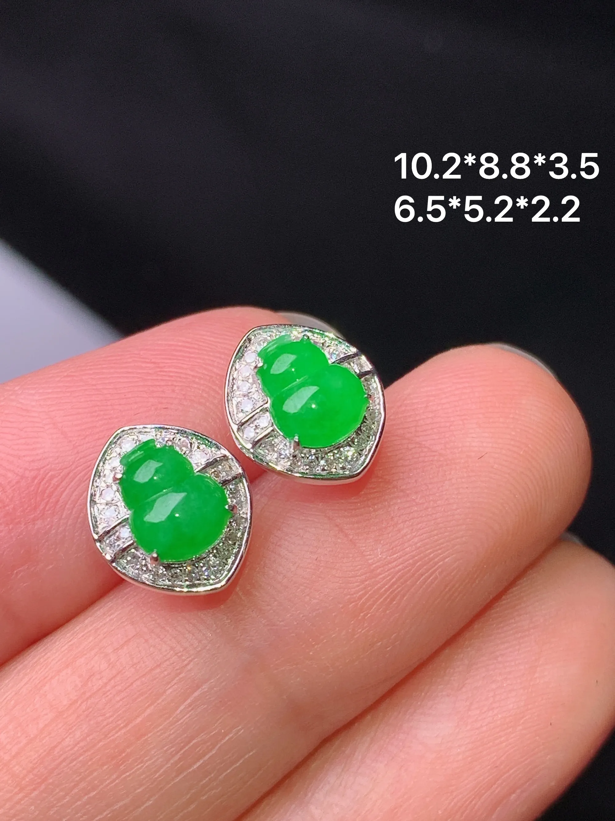 18k金钻镶嵌满绿葫芦耳钉 玉质细腻 色泽艳丽清新 整体尺寸10.2*8.8*3.5