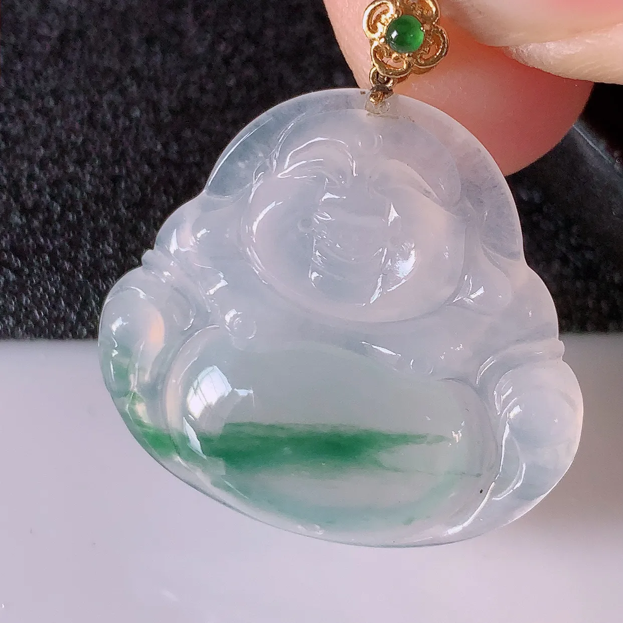 自然光实拍，18K金镶嵌冰种飘花翡翠佛公吊坠，冰透饱满， 佛公亦保平安，寓意有福（佛公）相伴，品相佳，配戴优雅迷人！#49.10整体30.5裸石27.5*25*4.8