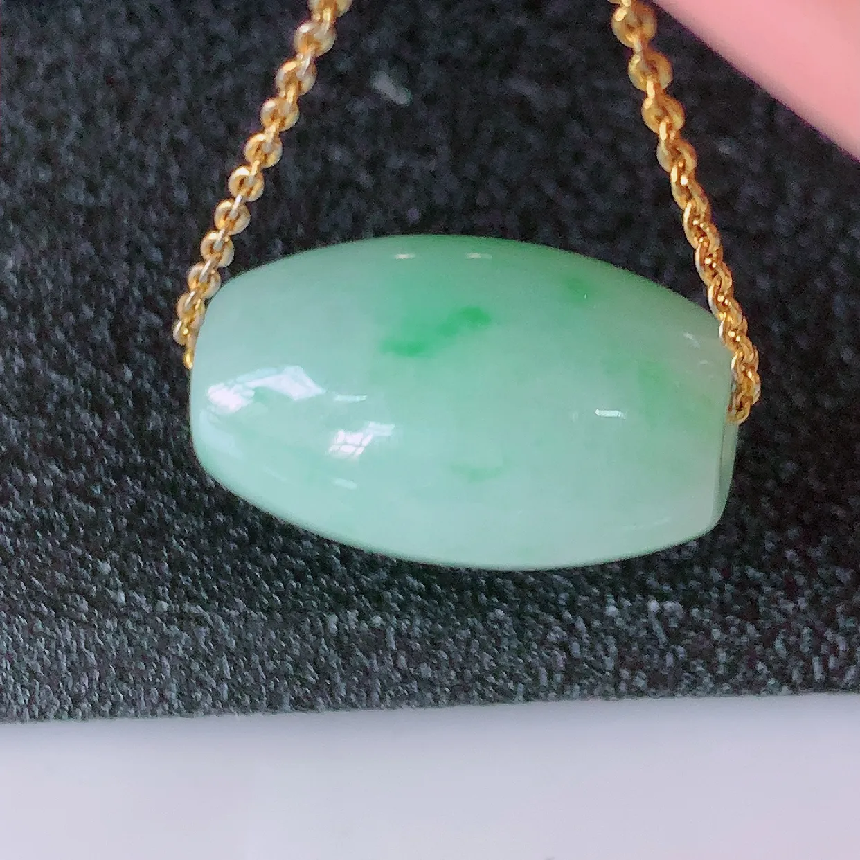 自然光实拍，冰润飘绿翡翠路路通吊坠，寓意时来运转、财源滚滚，款式新颖时尚，日常百搭的款！配图银链#5