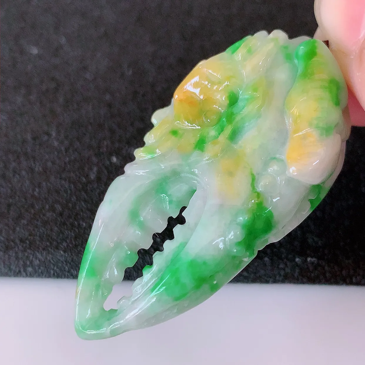 自然光实拍，特色冰润黄加绿翡翠八方来财吊坠，种老水足，雕工精湛 ，寓意美好，佩戴时尚出众！#60.7