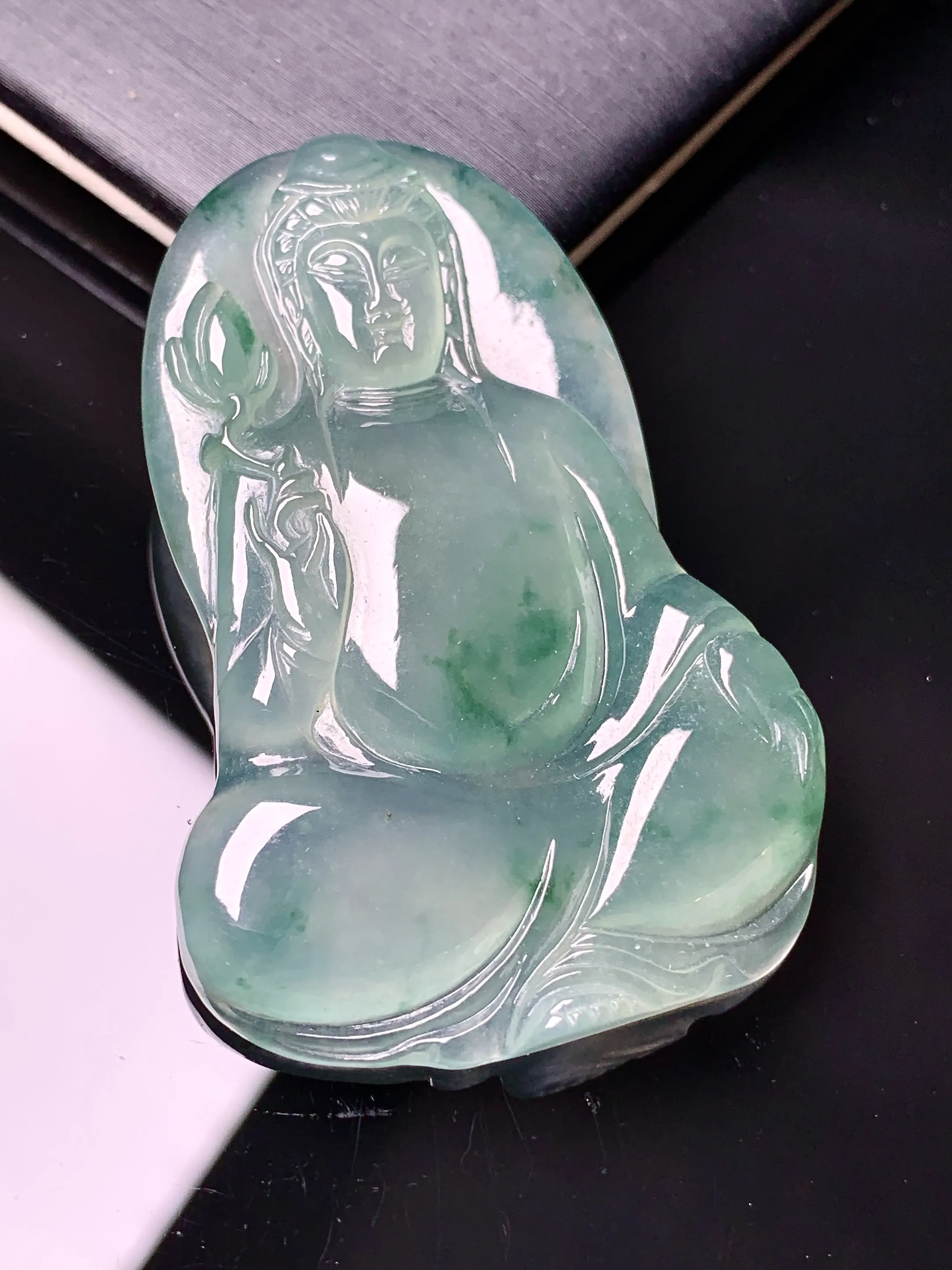 飘花冰种观音吊坠 玉质细腻 色泽艳丽清新 整体尺寸50.3*33*5.2