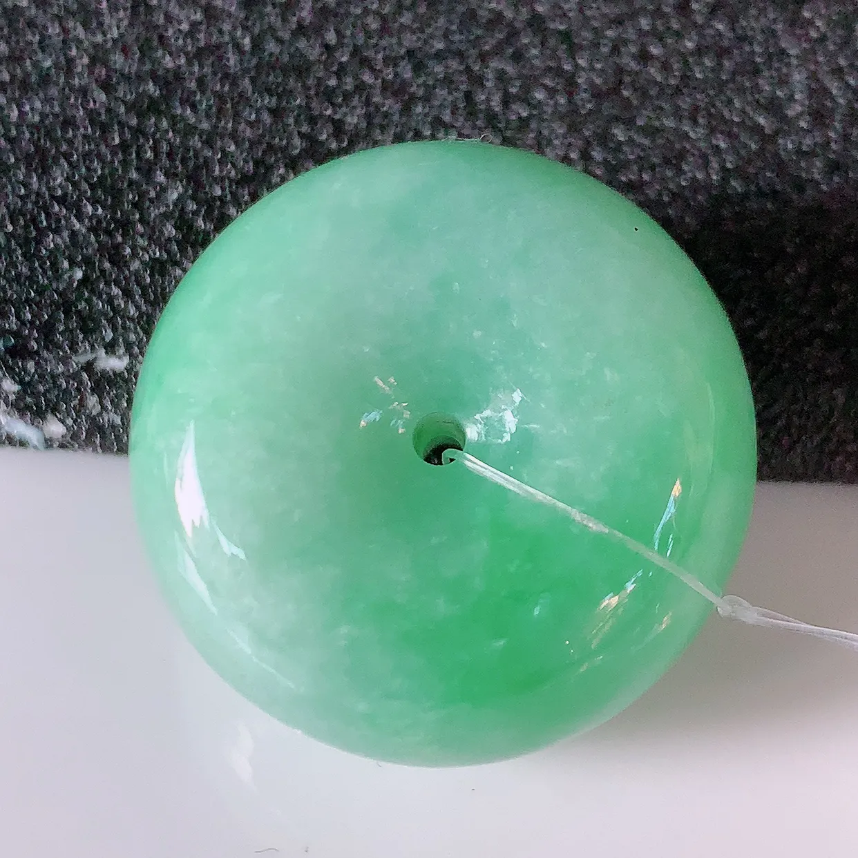 自然光实拍，冰润飘绿翡翠平安扣吊坠，形体饱满圆润，平安扣肥嘟嘟的，平平安安，种水很好，配戴精美！#49.10