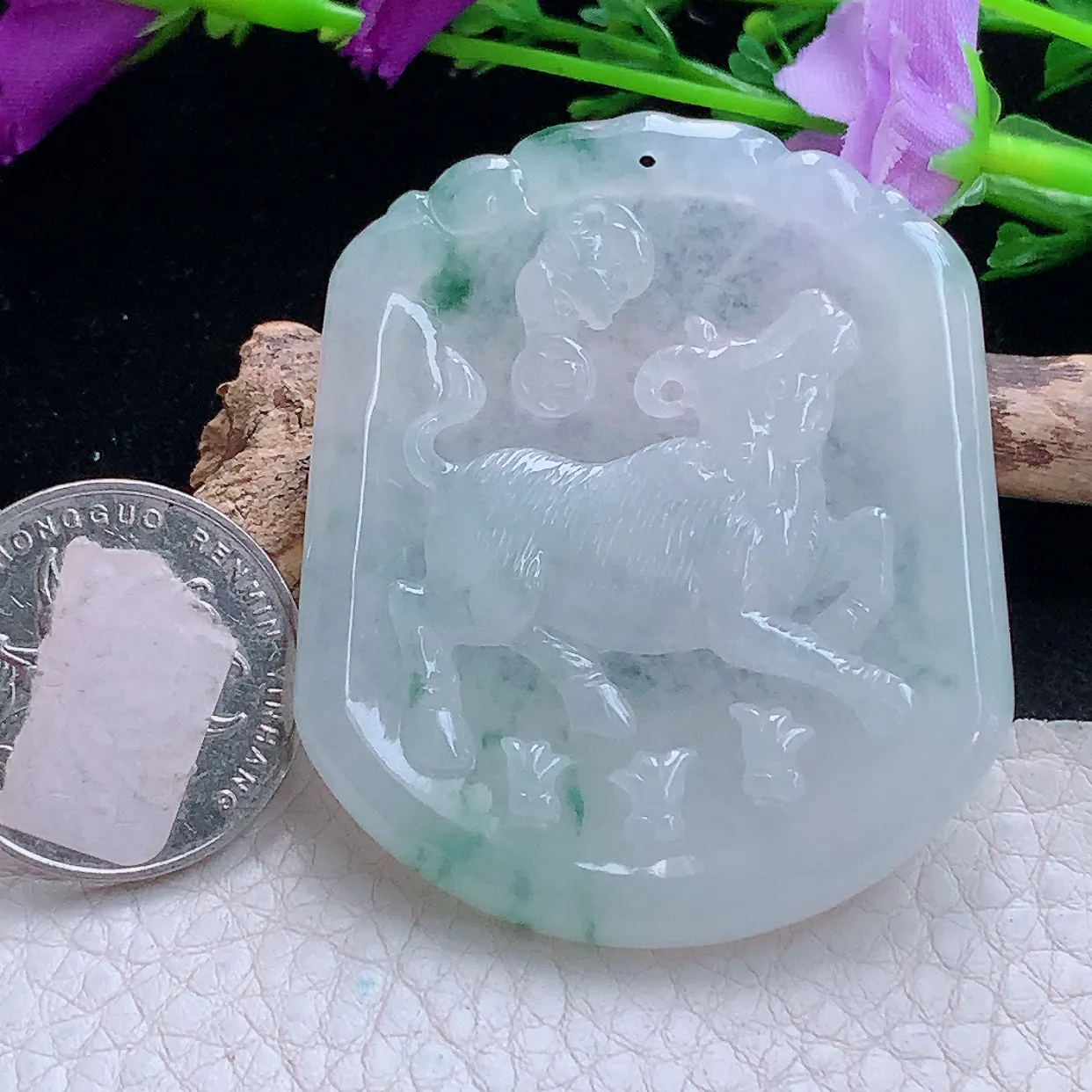 kh实拍52.6*44.5*5缅甸翡翠精雕飘花生肖牛玉坠扭转乾坤