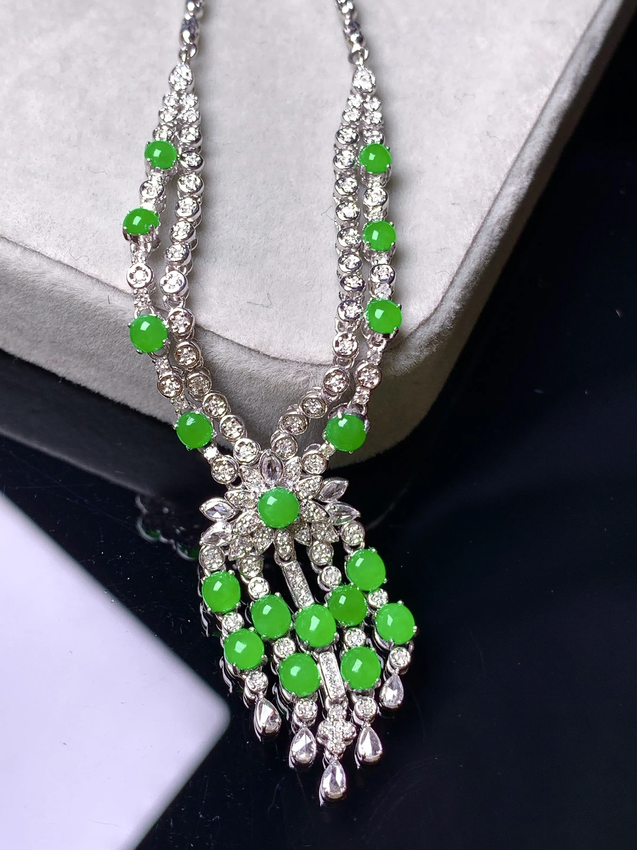 18k金钻镶嵌满绿蛋面组合项链 玉质细腻 色泽艳丽清新 整体尺寸71.8*12.8*5