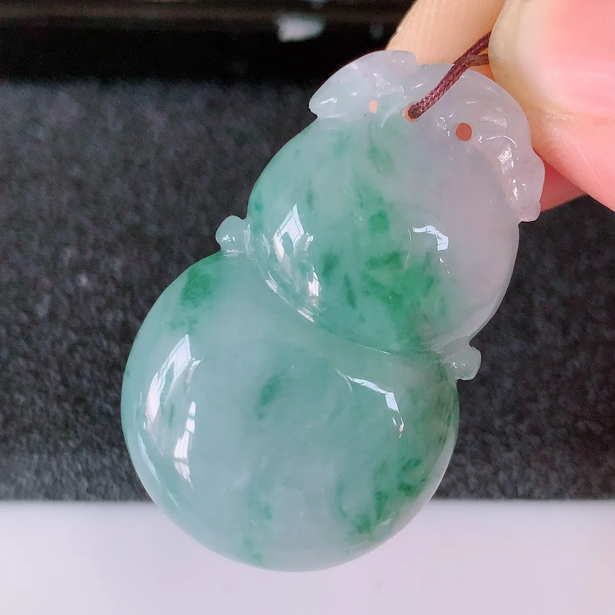 自然光实拍，冰紫罗兰飘花翡翠福豆吊坠，寓意“四季平安，福气满满”胶感十足，饱满，佩戴效果优雅迷人！#57.7