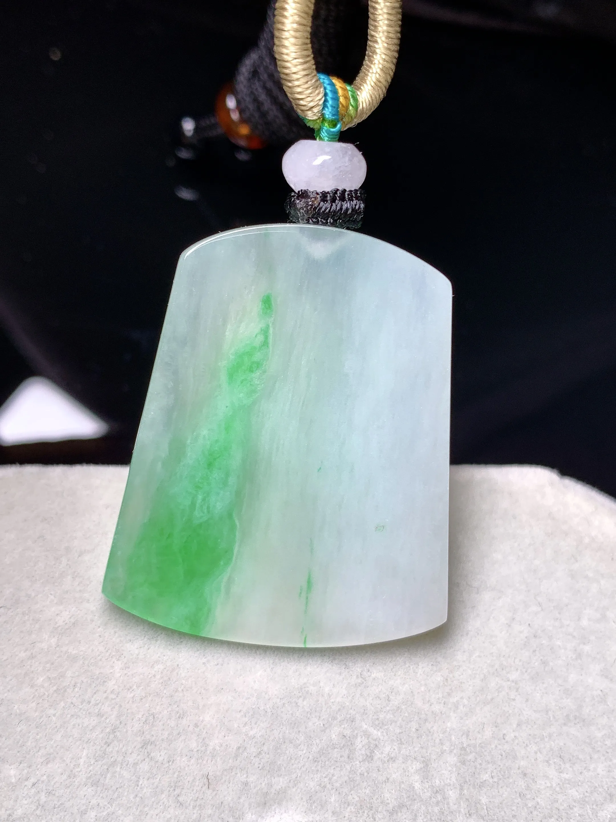 飘绿无事牌吊坠 玉质细腻 色泽艳丽清新 整体尺寸34.8*29.2*5.2