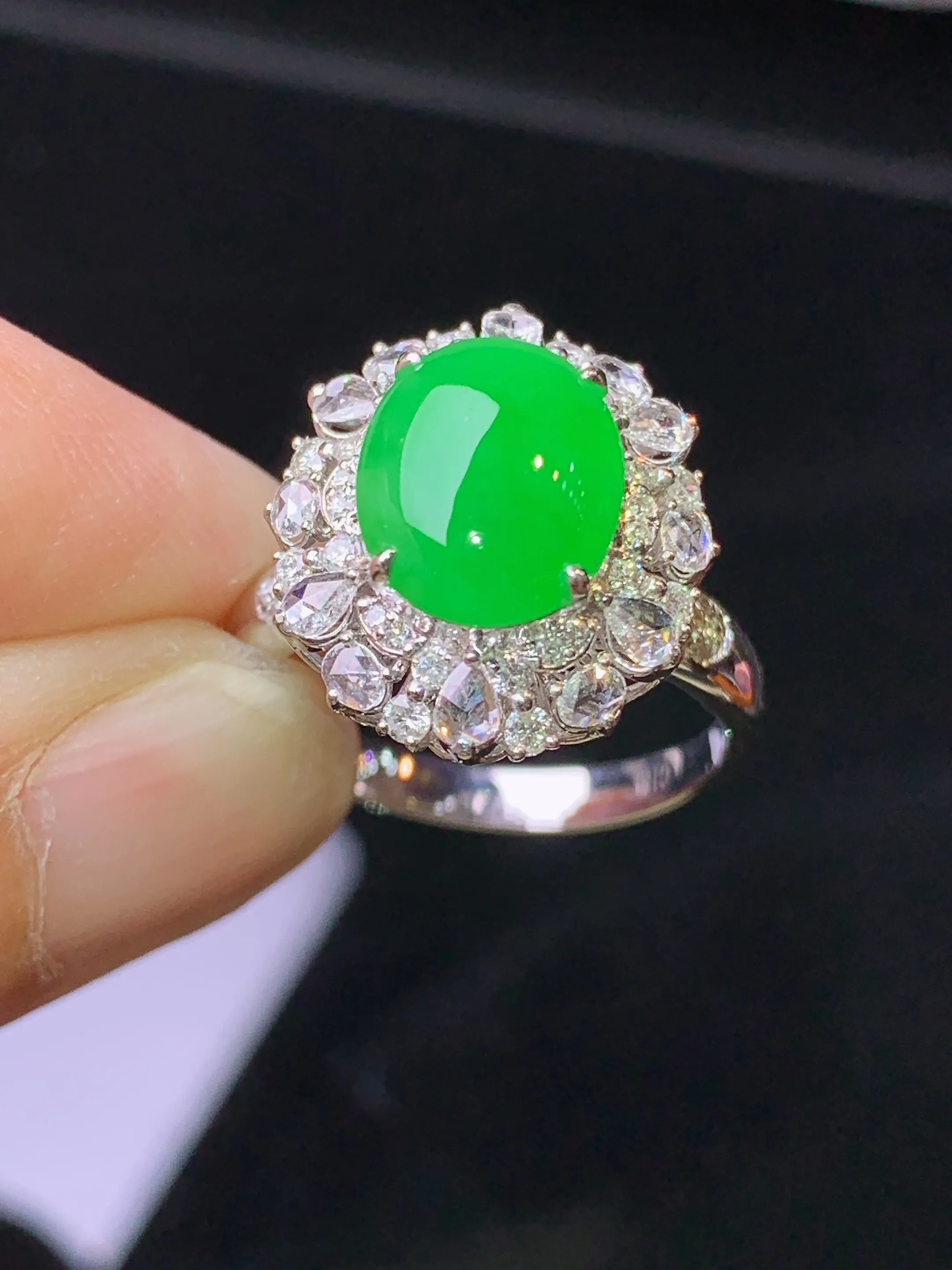 18k金钻镶嵌满绿蛋面戒指 玉质细腻 色泽艳丽清新 圈口14 整体尺寸16.8*14.6*10