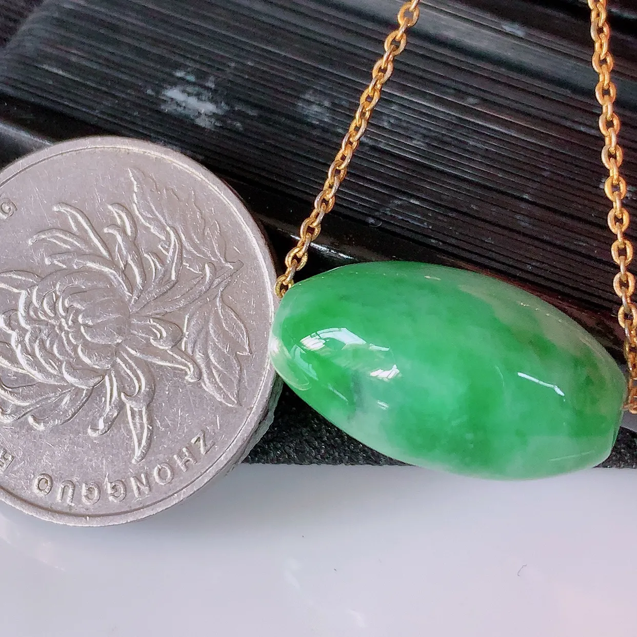 自然光实拍，冰润飘绿翡翠路路通吊坠，寓意时来运转、财源滚滚，款式新颖时尚，日常百搭的款！配图银链#94.7