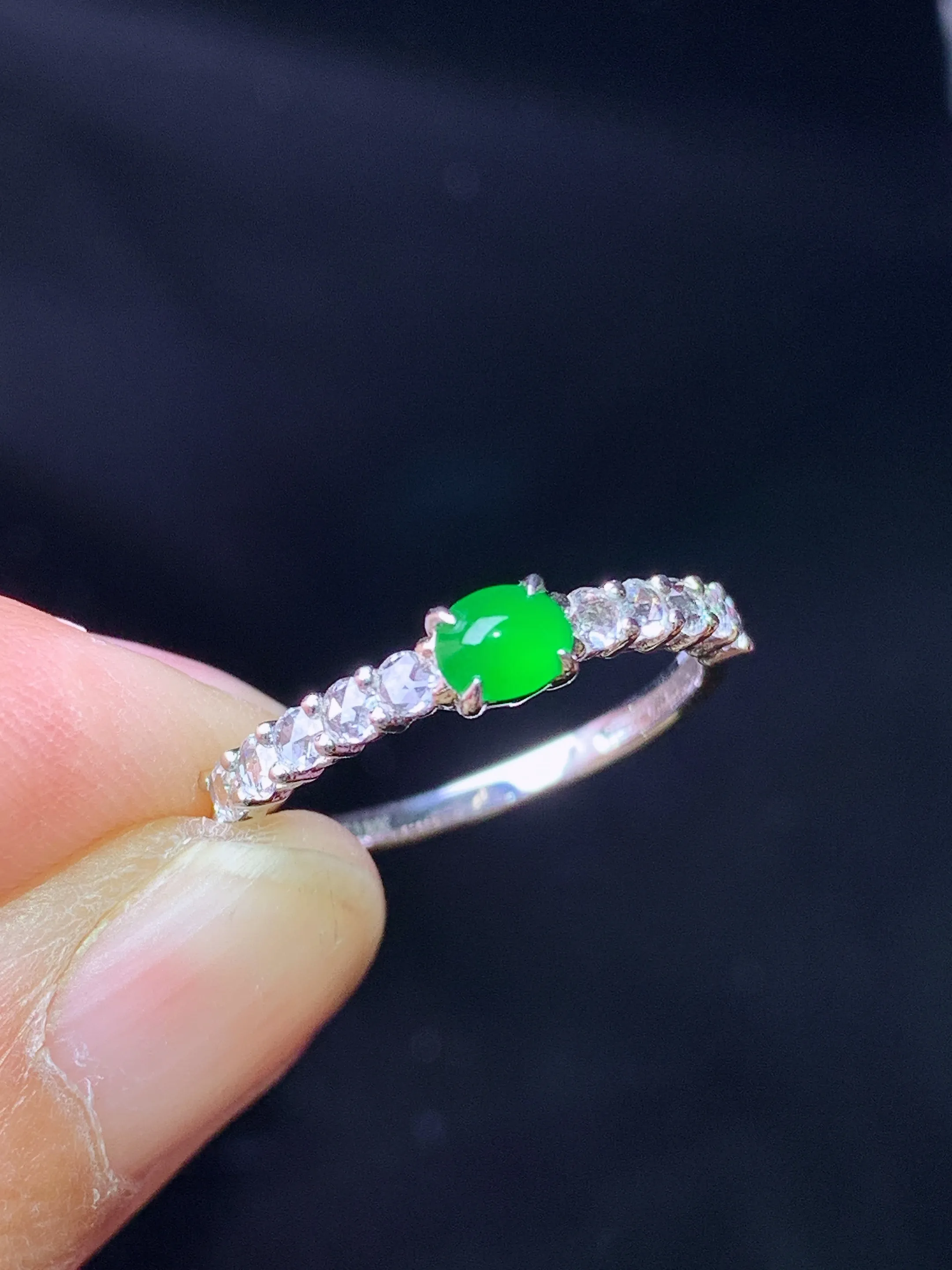 18k金莫桑钻镶嵌蛋面戒指 玉质细腻 色泽艳丽清新 圈口12 裸石尺寸3.5*4*2