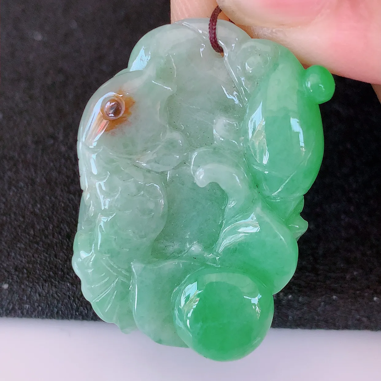 自然光实拍，冰润黄加绿翡翠荷叶鱼吊坠，种老水足，雕工精湛 ，寓意美好，佩戴时尚出众！#87.7