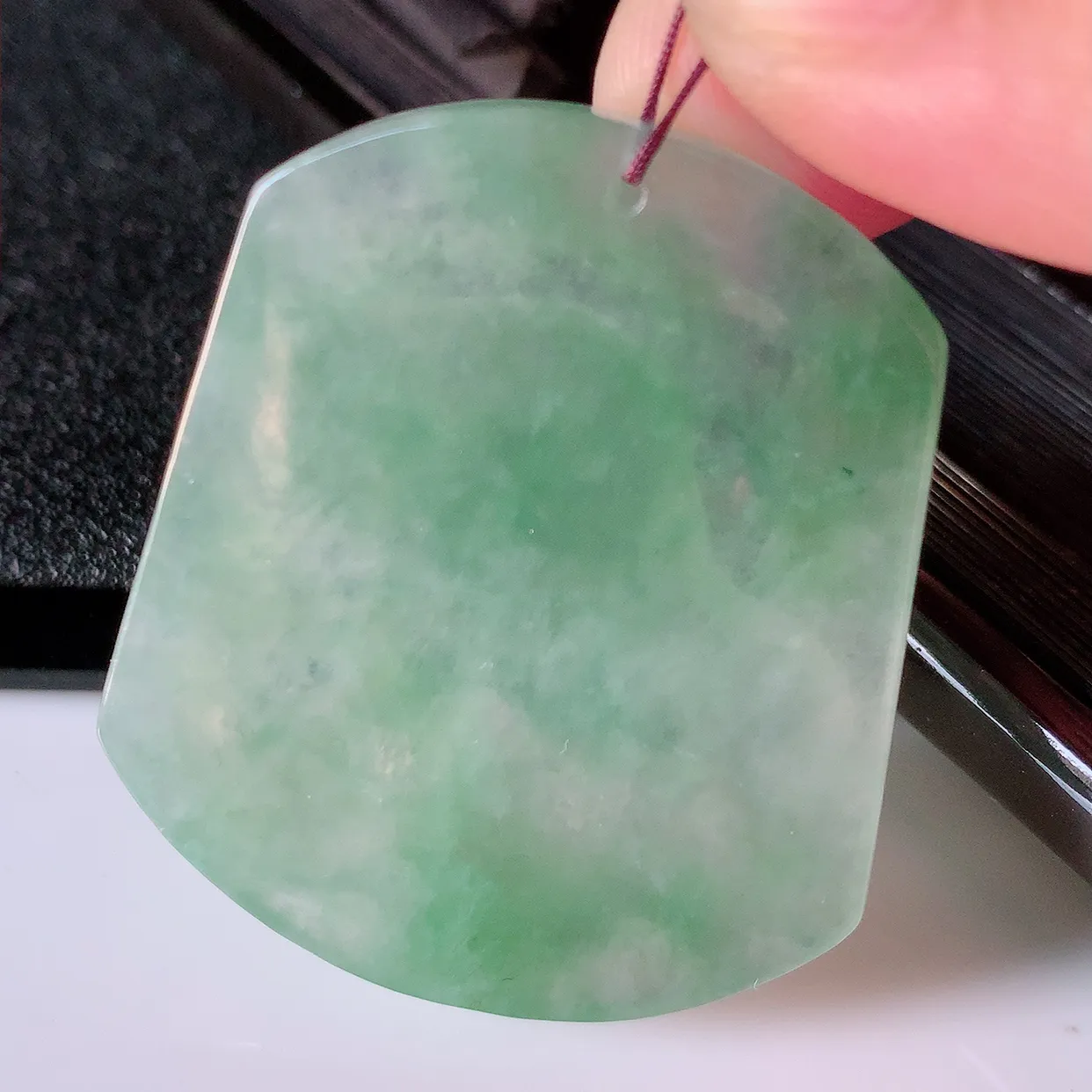 自然光实拍，冰种满绿翡翠生肖马牌吊坠，翠色灵动，佩戴效果时尚出众，尽显气质，玉质细腻，美感十足。#39.10