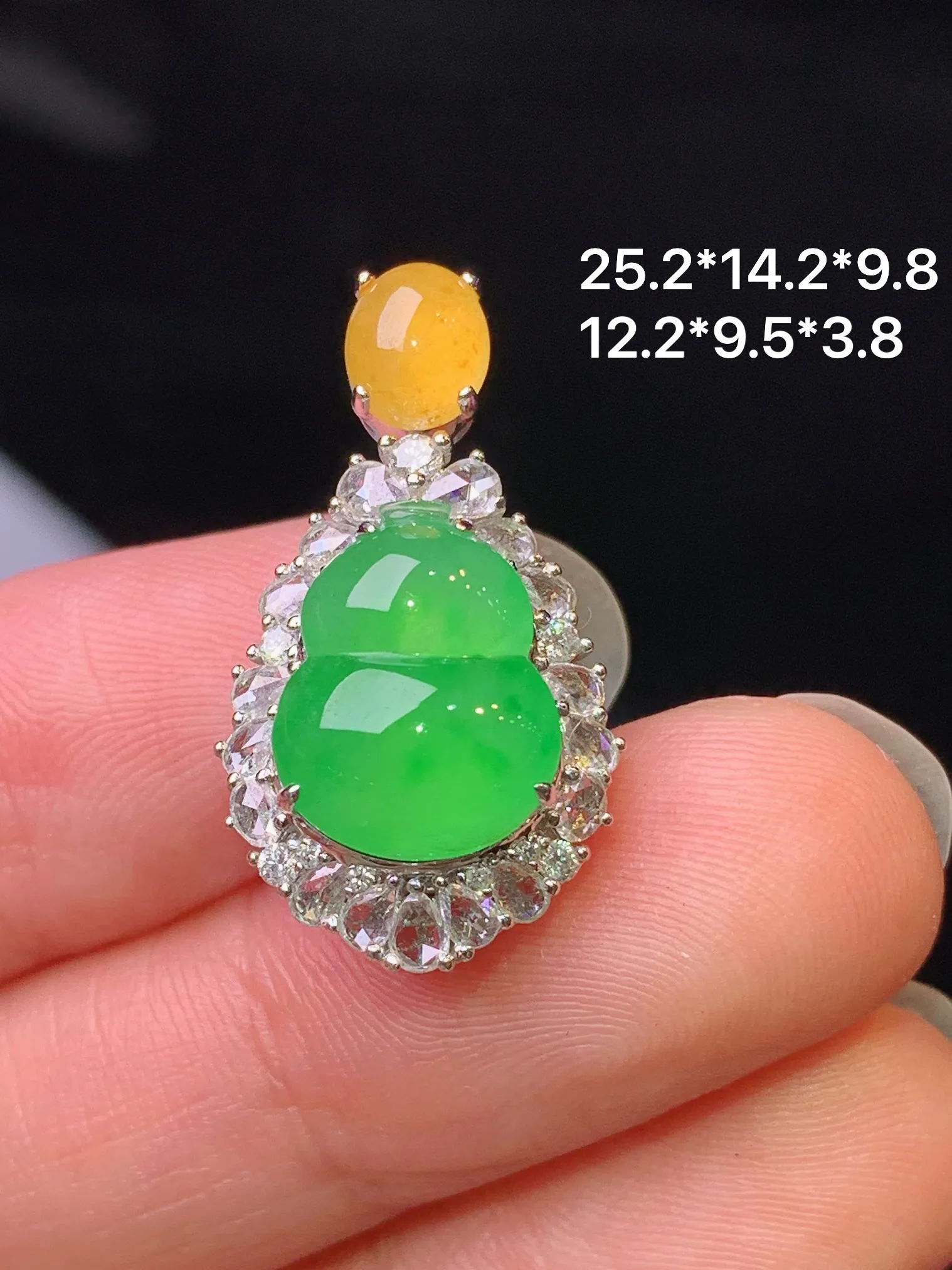 18k金钻镶嵌满绿葫芦吊坠 玉质细腻 色泽艳丽清新 整体尺寸25.2*14.2*9.8