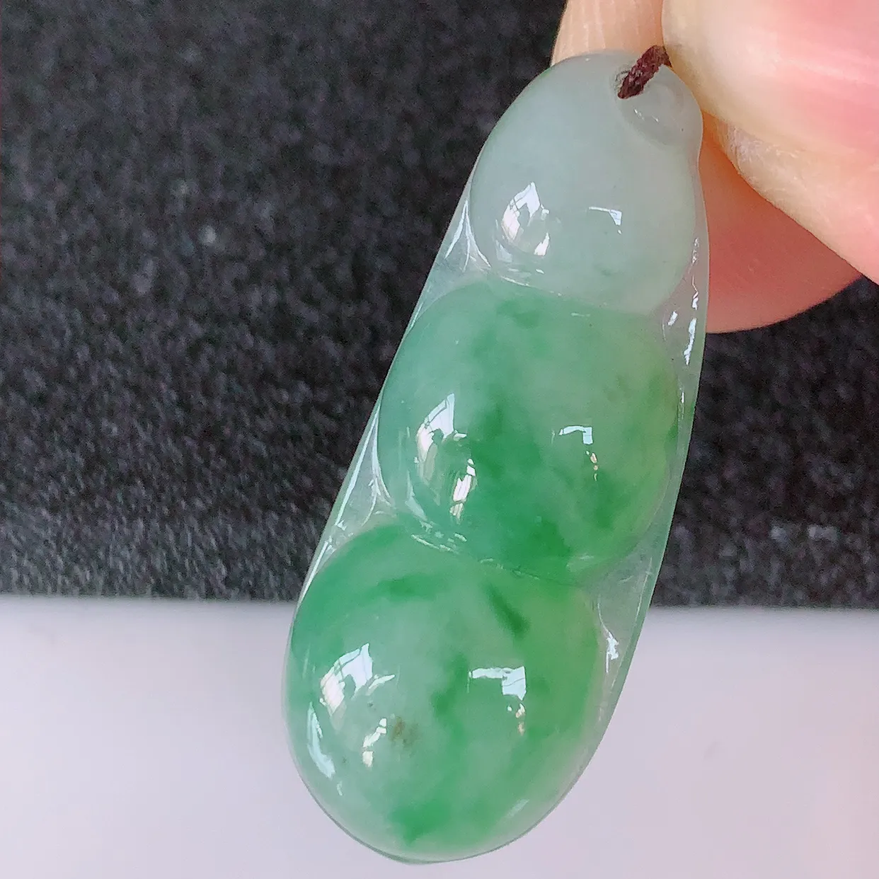 自然光实拍，冰飘花翡翠福豆吊坠，寓意“四季平安，福气满满”胶感十足，饱满，佩戴效果优雅迷人！#57.7