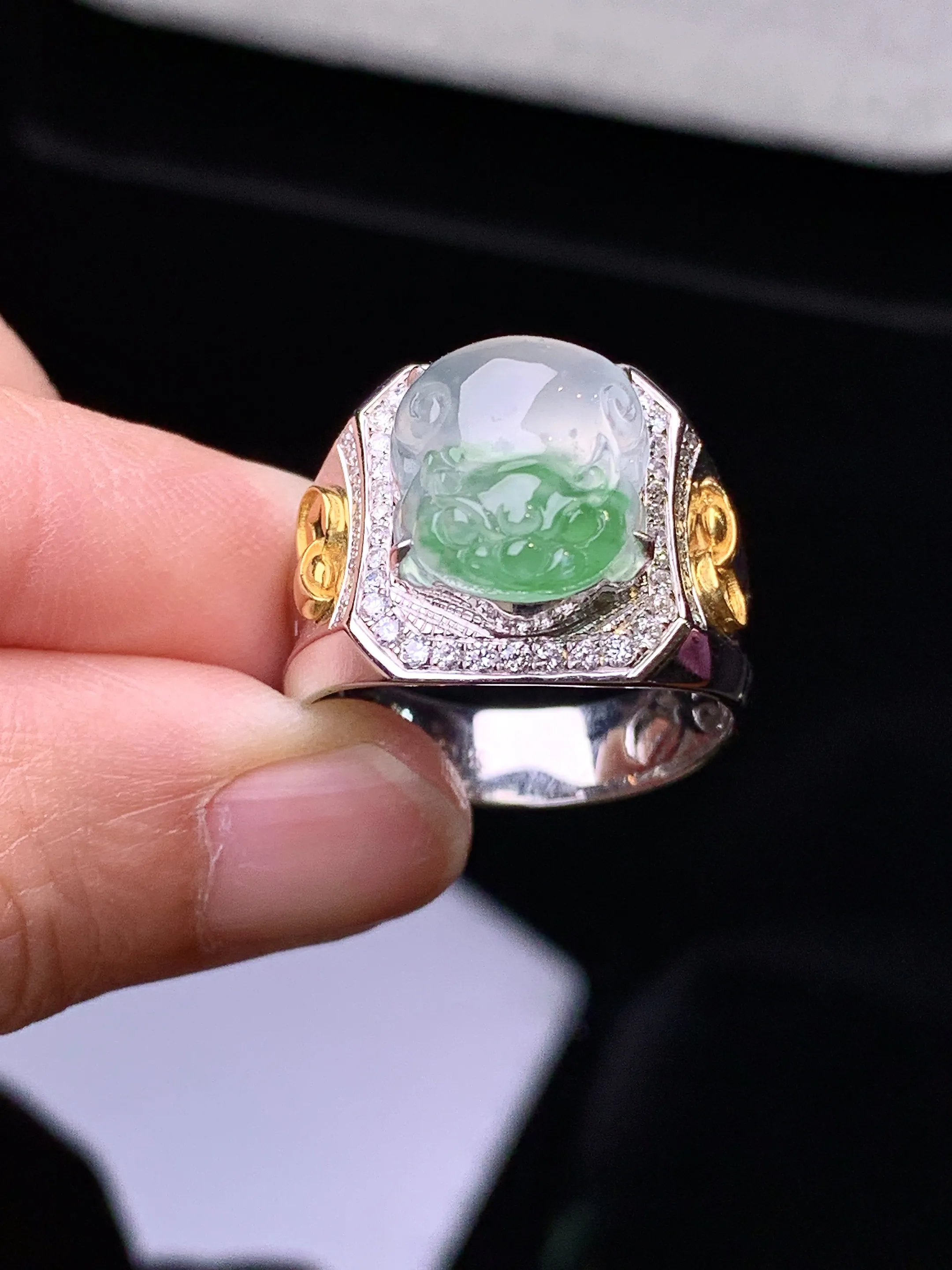 18k金钻镶嵌冰种飘绿貔貅戒指 玉质细腻 色泽艳丽清新 圈口20 裸石尺寸13.5*11.2*5.5