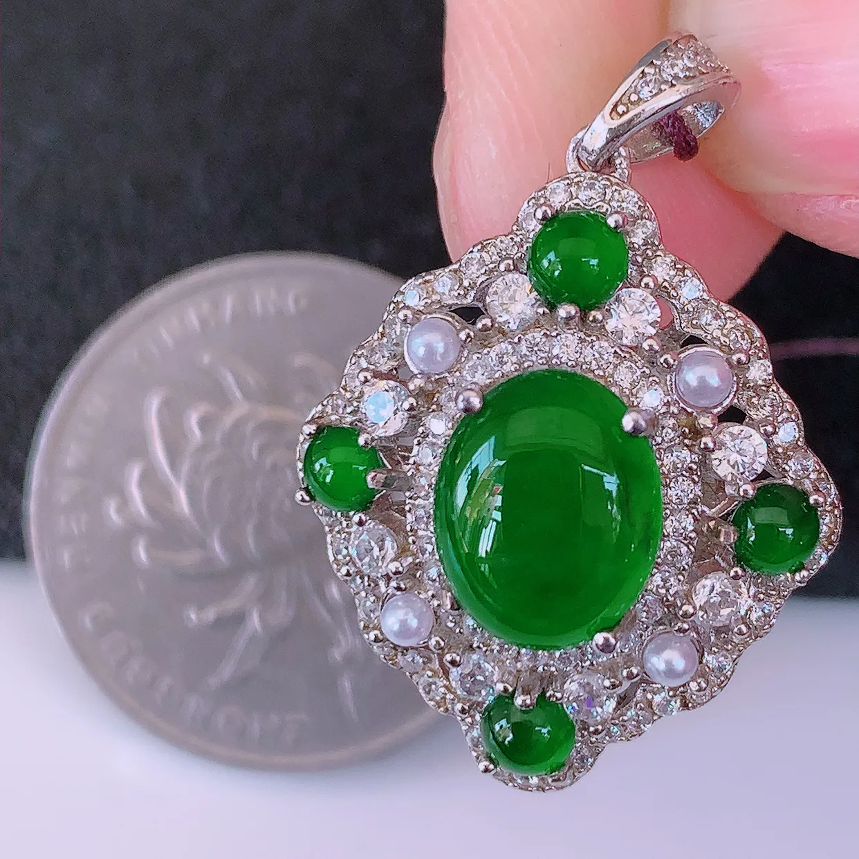 冰透满绿翡翠925银镶嵌吊坠，自然光实拍，翠色灵动，颜色漂亮，种老水足，品相佳，佩戴佳品！#97.7整体29.5*20.5*8.8裸石10*7.8