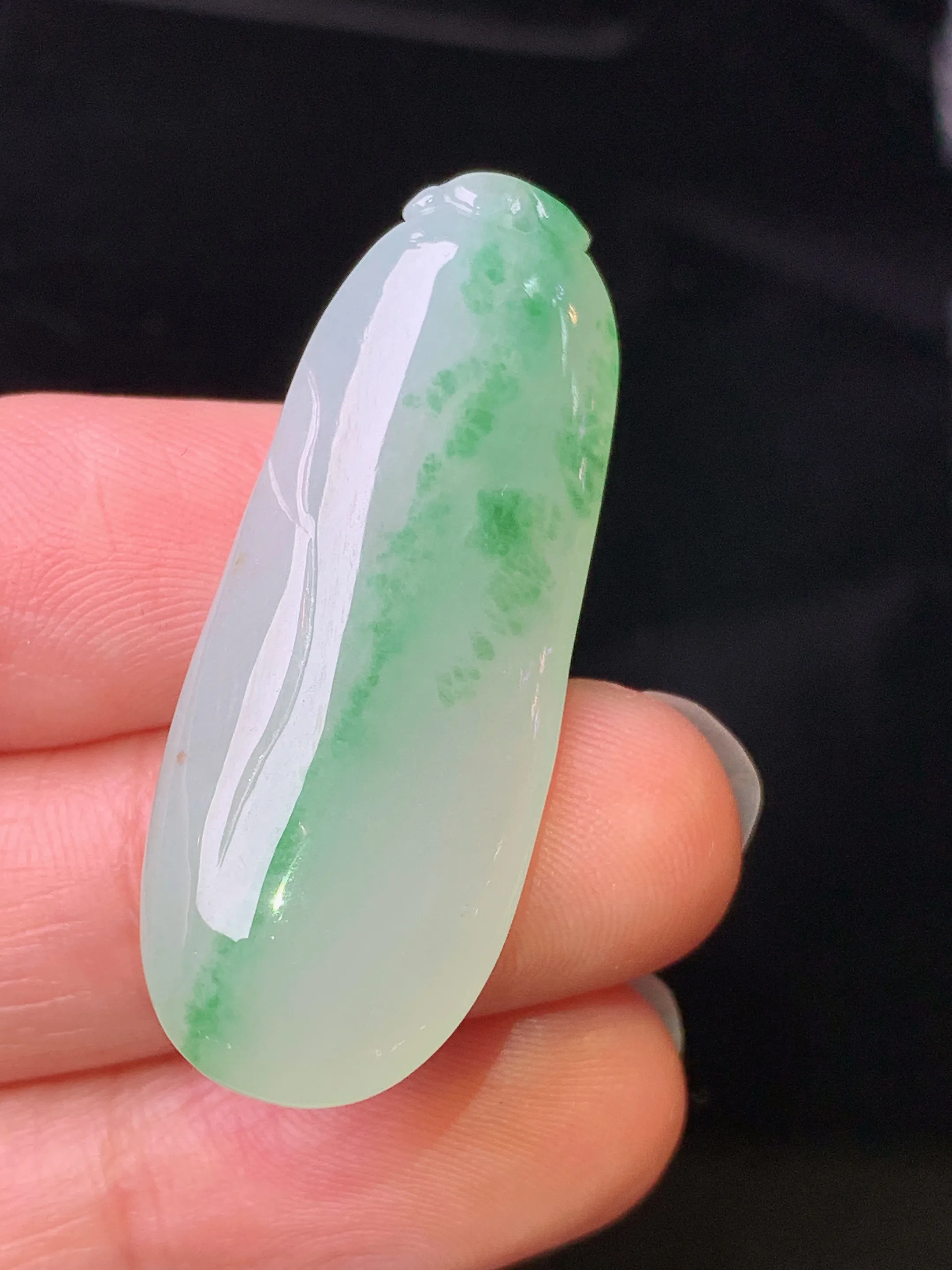 飘绿福瓜吊坠 玉质细腻 色泽艳丽清新 整体尺寸38.5*14.5* 8.5