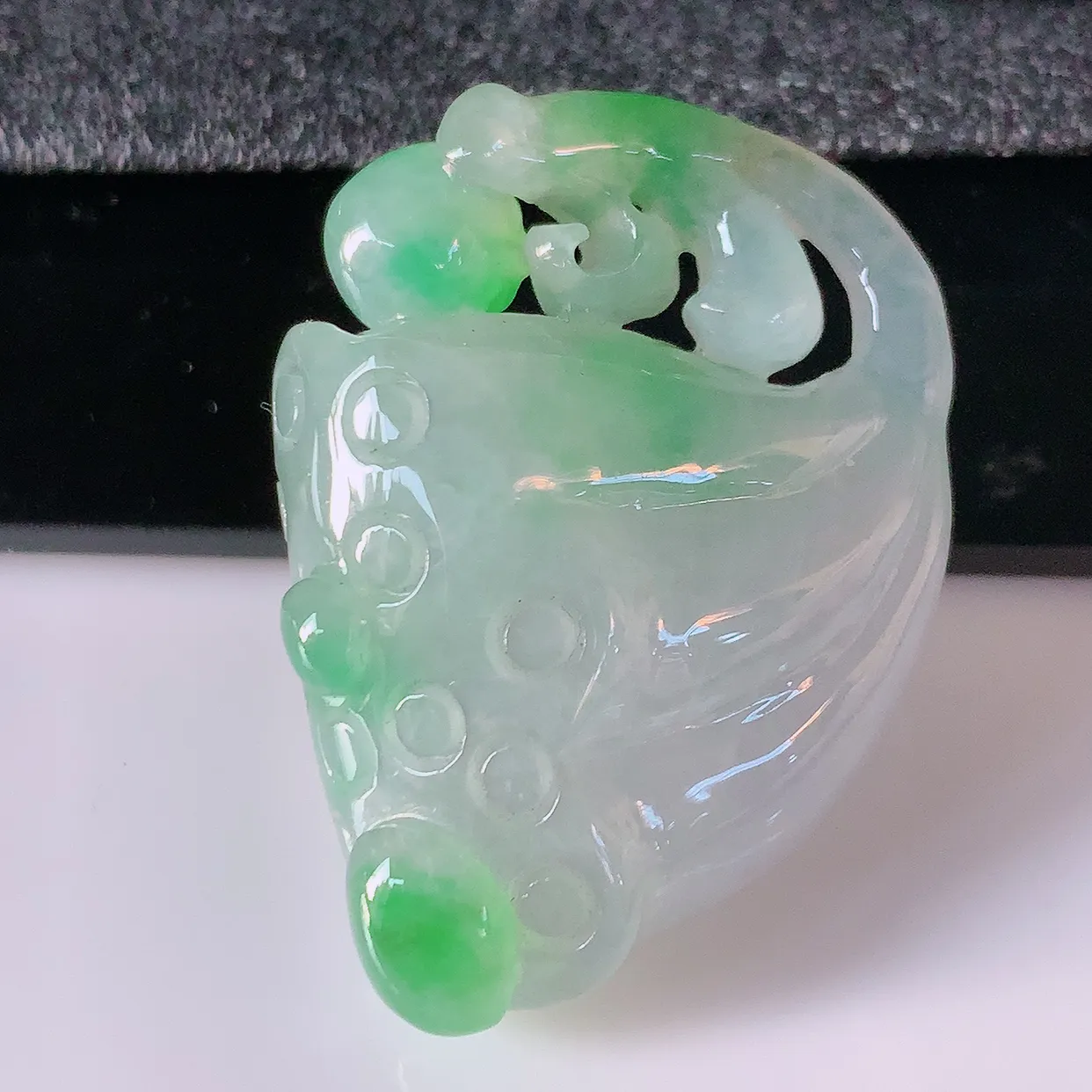 自然光实拍，冰润飘绿翡翠招财莲蓬吊坠，水润精细，寓意路路都通，有着促进事业有运！#02.10