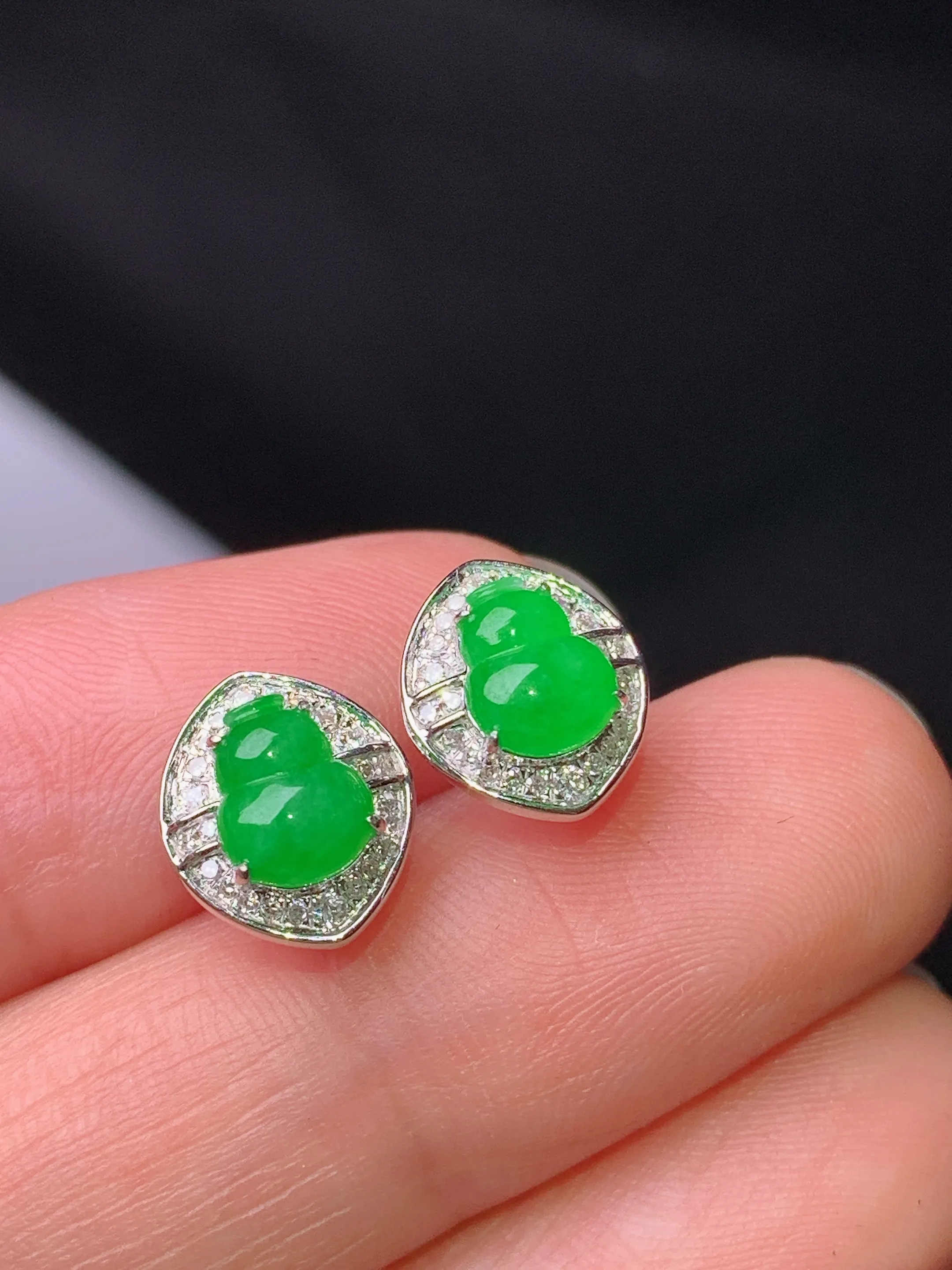 18k金钻镶嵌满绿葫芦耳钉 玉质细腻 色泽艳丽清新 整体尺寸10.2*8.8*3.5