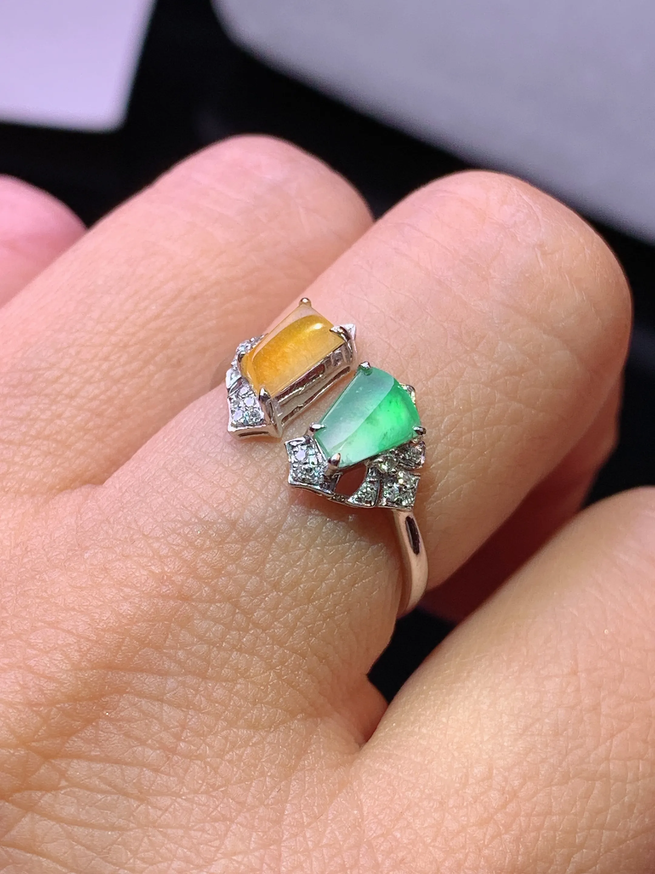 18k金钻镶嵌黄绿随形戒指 玉质细腻 色泽艳丽清新 圈口13.5 裸石尺寸5.7*3.8*2.5