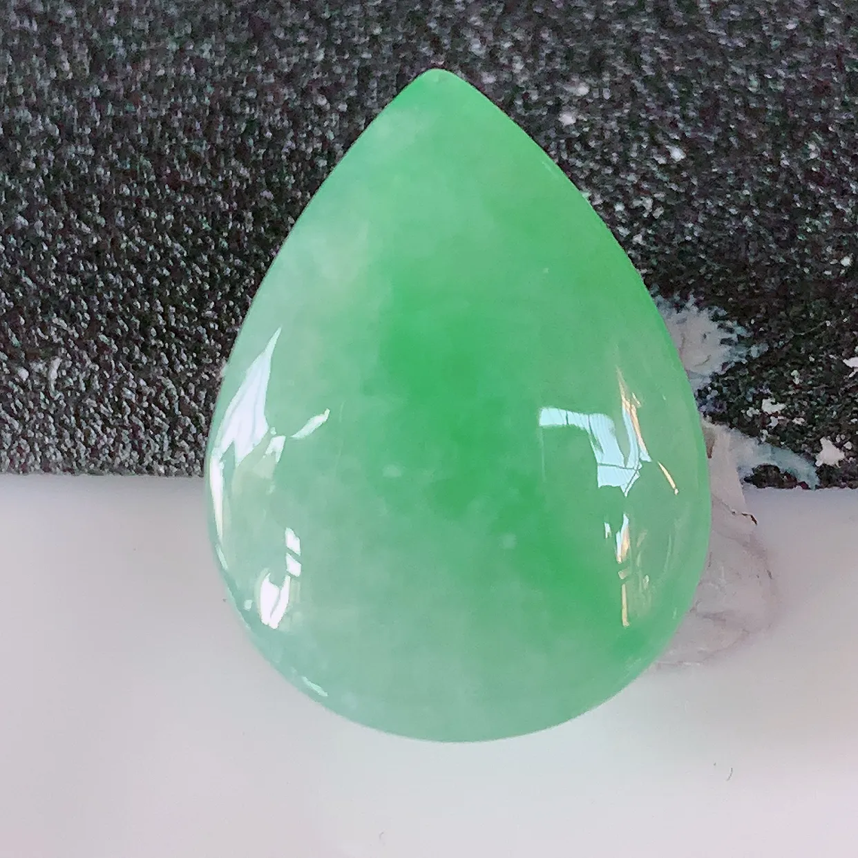 自然光实拍，冰满绿翡翠水滴戒面，蛋面，翠色灵动，玉质细腻，颜色漂亮，品相佳，镶嵌更靓，佩戴佳品！#94.7