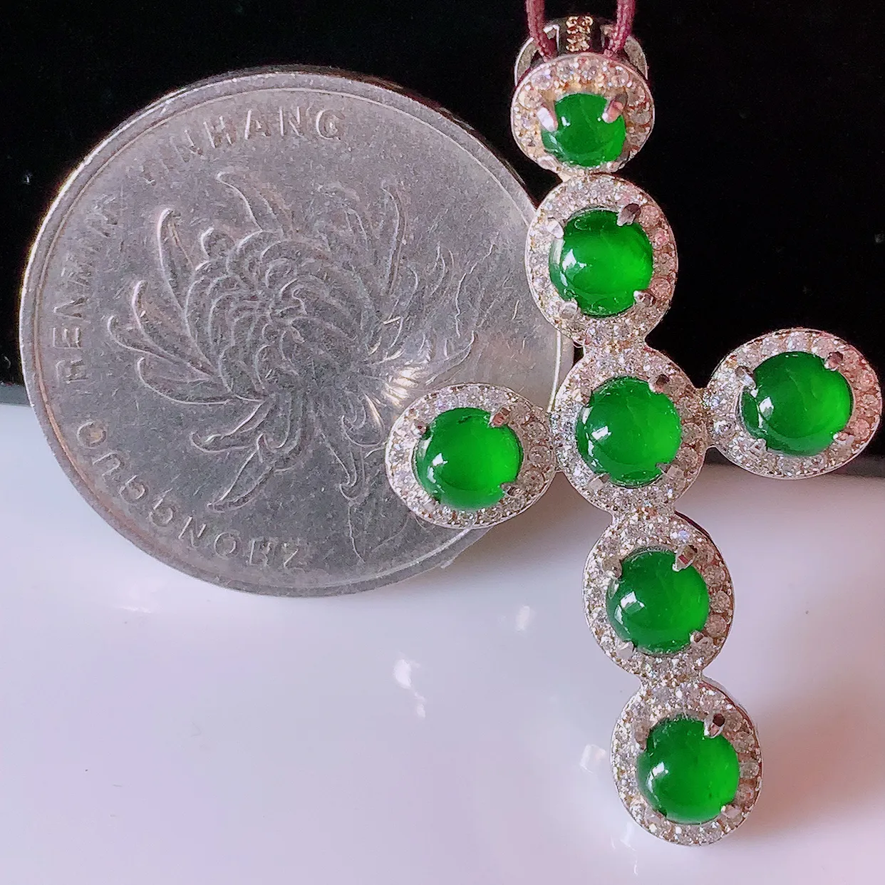 冰透满绿翡翠925银镶嵌十字架吊坠，自然光实拍，翠色灵动，颜色漂亮，种老水足，品相佳，佩戴佳品！#97.10整体36.5*21.5*5.6裸石4.5*4.2