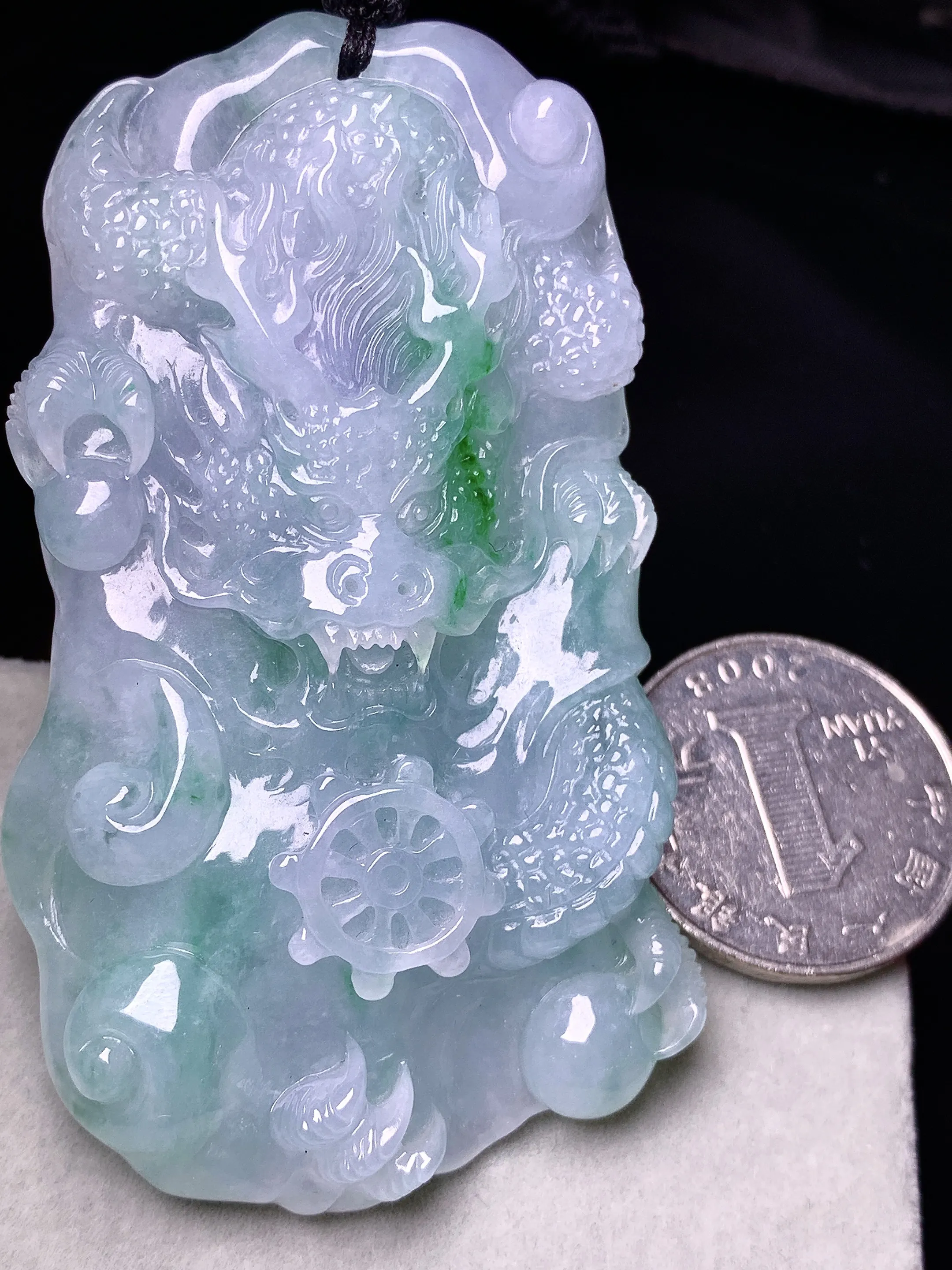 飘绿龙牌吊坠 玉质细腻 色泽艳丽清新 整体尺寸72.8*41.8*10.3