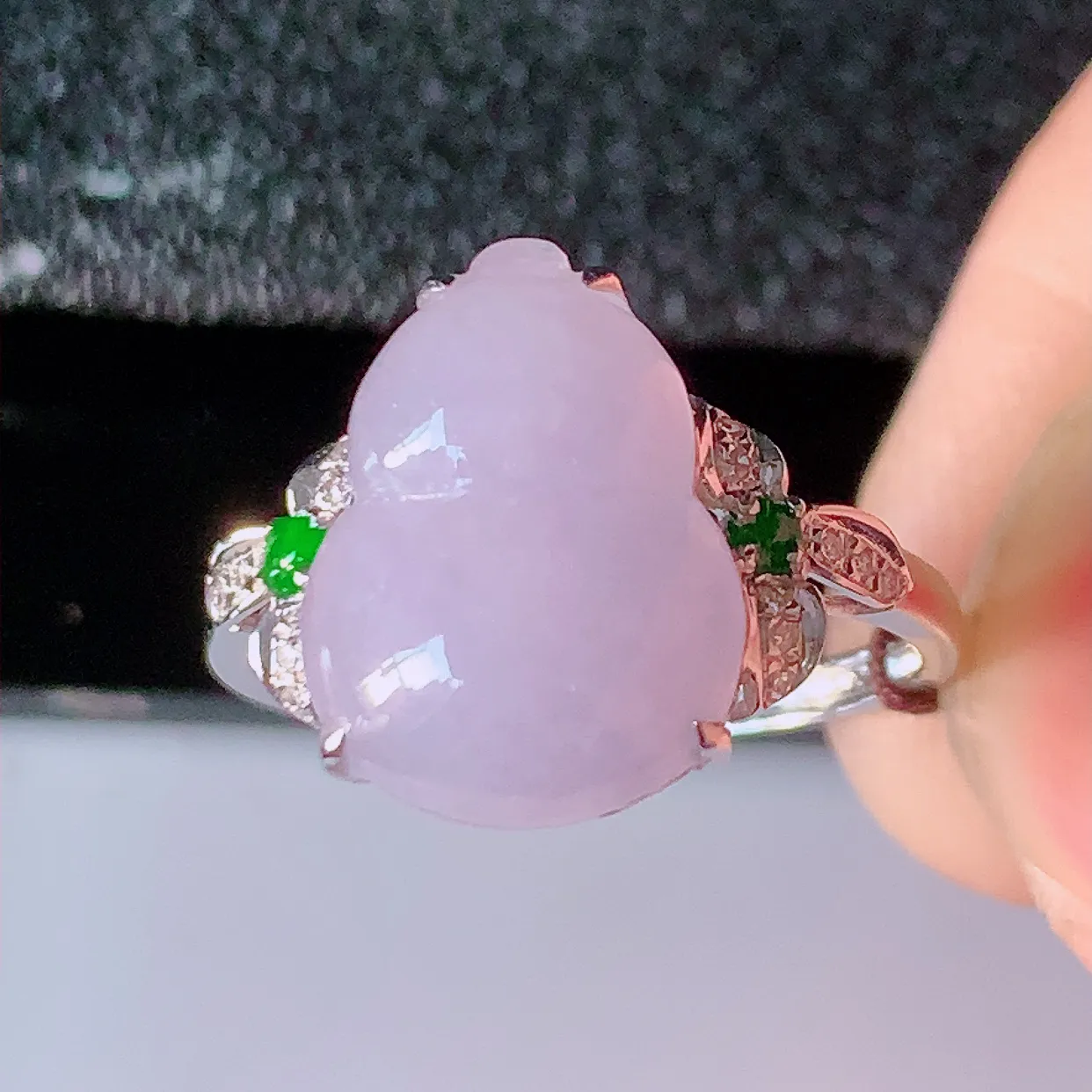 自然光实拍 18K金精工镶嵌紫罗兰翡翠葫芦戒指，玉质细腻，翡翠色泽均匀，艳丽饱满，款式高贵大气，14圈口，上手亮眼，#83.10戒指整体23.5*17*5.8裸石13.5*10