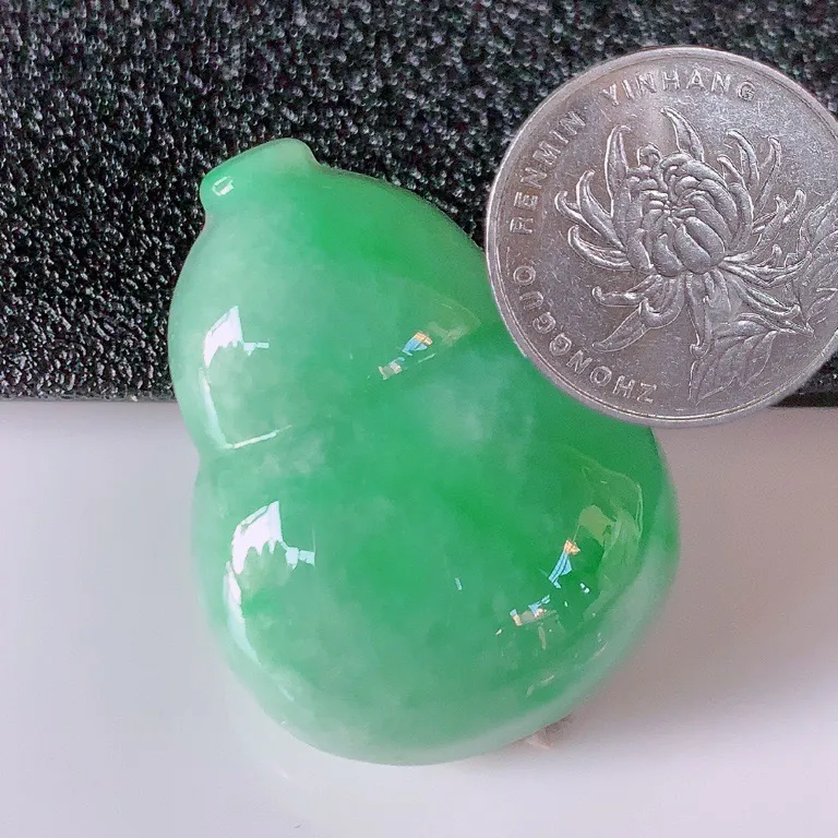 自然光实拍，冰润满绿翡翠葫芦吊坠，寓意福禄双全，财源滚滚，清新脱俗，佩戴效果优雅迷人！#05.10