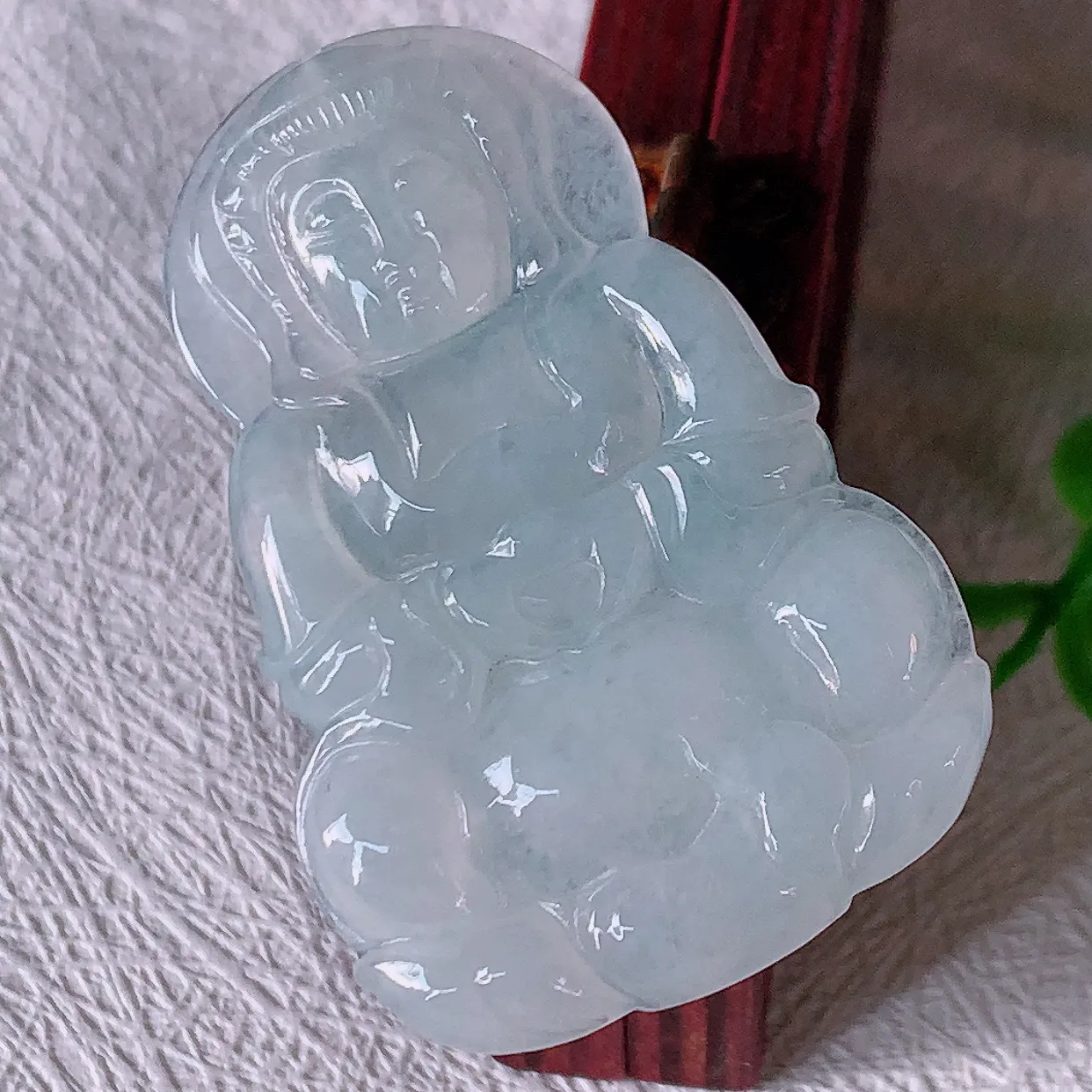 自然光实拍，冰种翡翠观音菩萨吊坠，赐福观音，玉润通透，慈祥端庄！#47.10