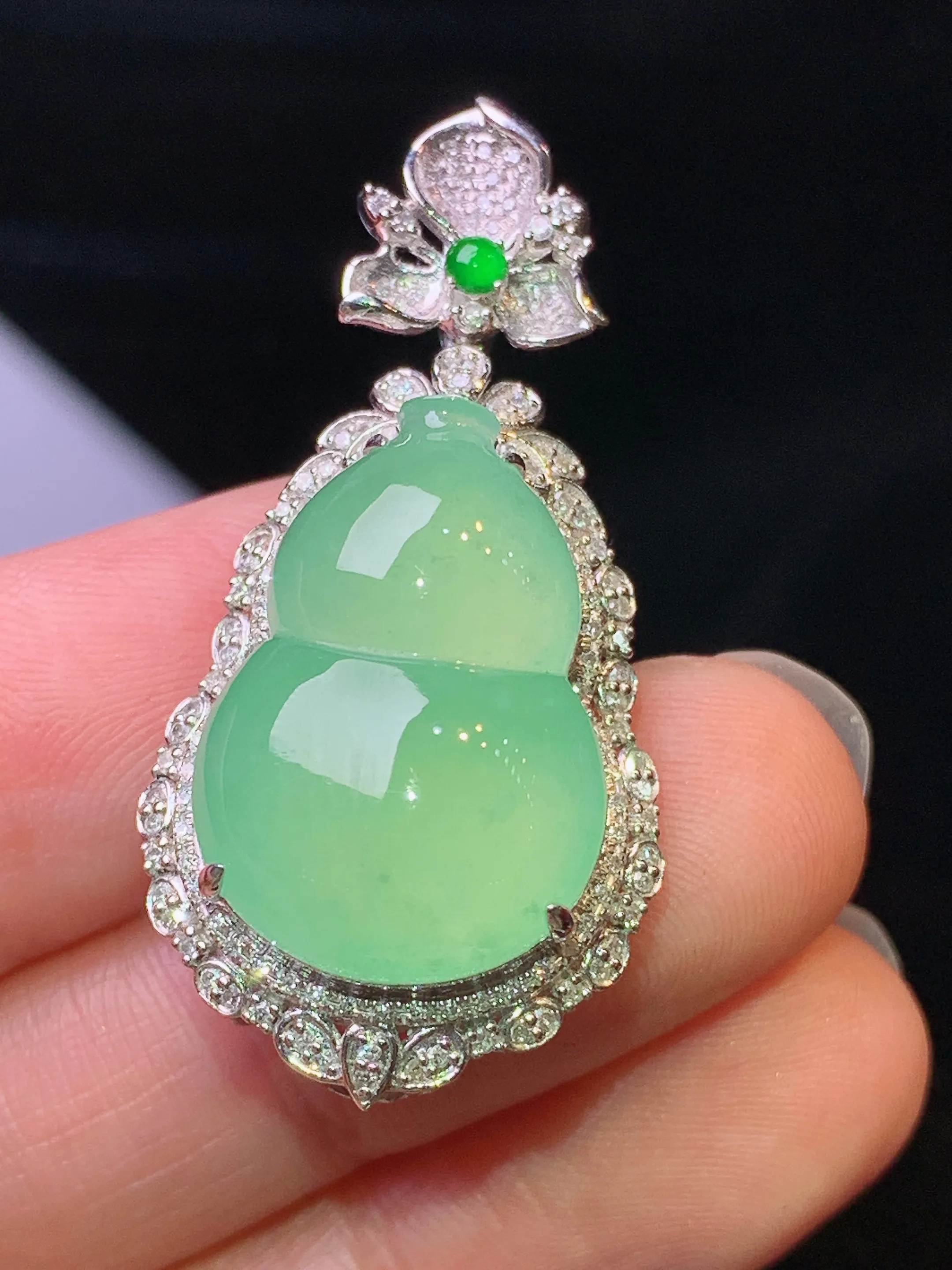 18k金钻镶嵌淡绿葫芦吊坠 玉质细腻 色泽艳丽清新 整体尺寸38.5*18.8*12.2