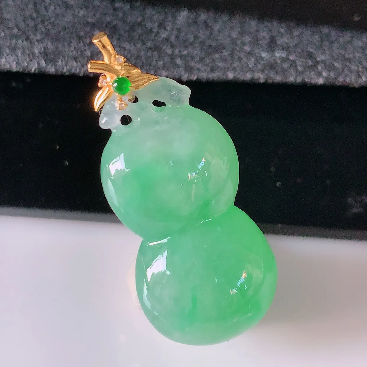 自然光实拍，18K金镶嵌冰满绿葫芦吊坠，翡翠葫芦，寓意福禄双全，财源滚滚，佩戴效果优雅迷人！#02.