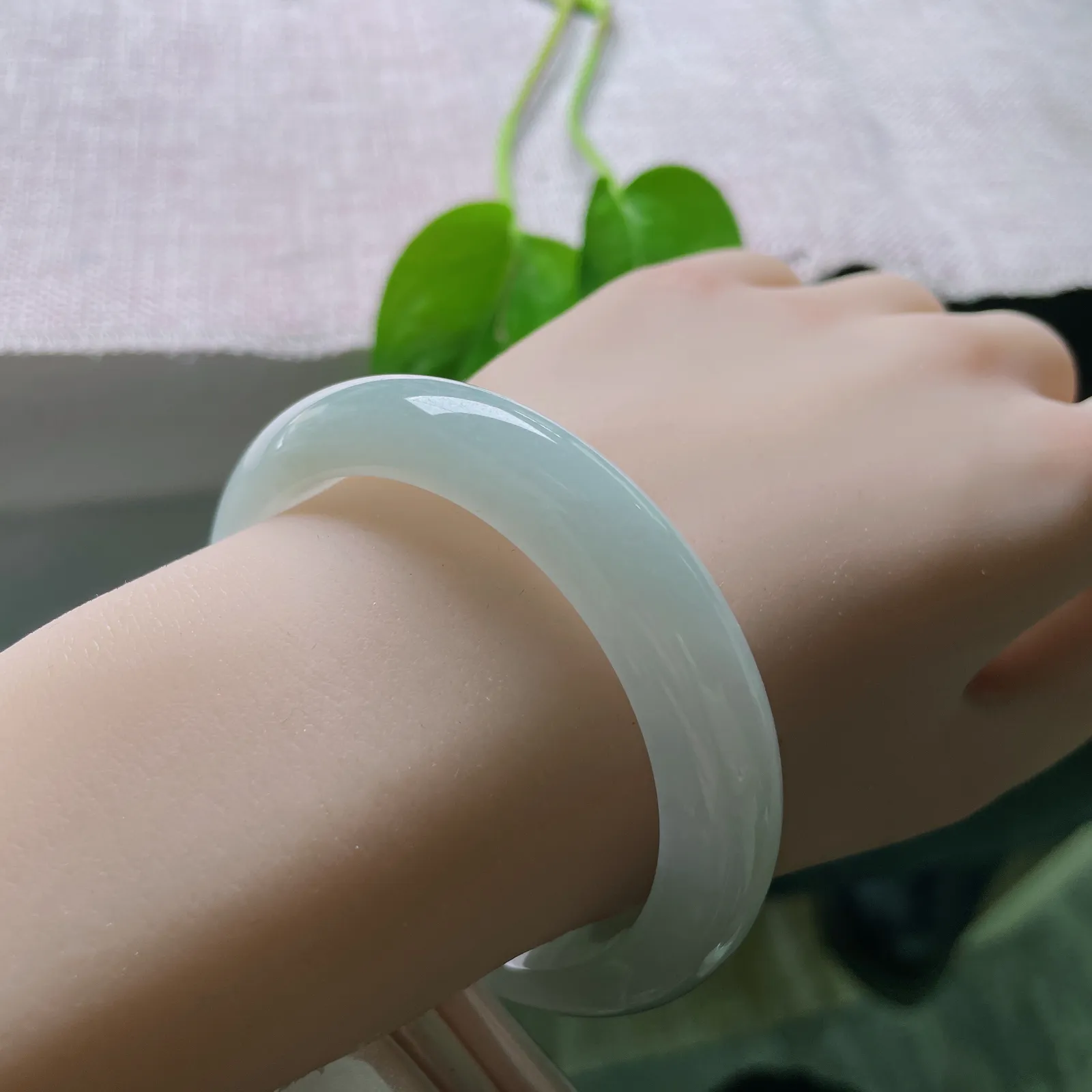 55/11.9/8.3，淡绿底正圈，色淡，清秀迷人，料子干净，清爽。