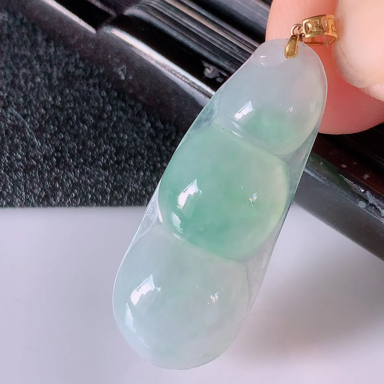 18K金镶嵌冰种飘绿翡翠四季豆吊坠，寓意“四季平安，福气满满”胶感十足，饱满，佩戴效果优雅迷人！#49.10