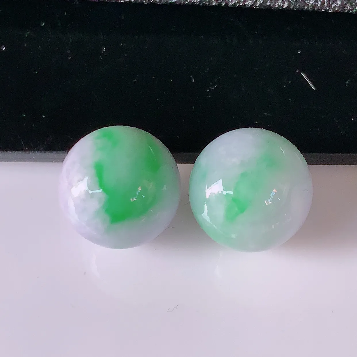 自然光实拍，冰润春带彩翡翠一对圆珠、飘绿紫罗兰转运珠吊坠，寓意“时来运转，财源滚滚” 寓意佳，转运珠