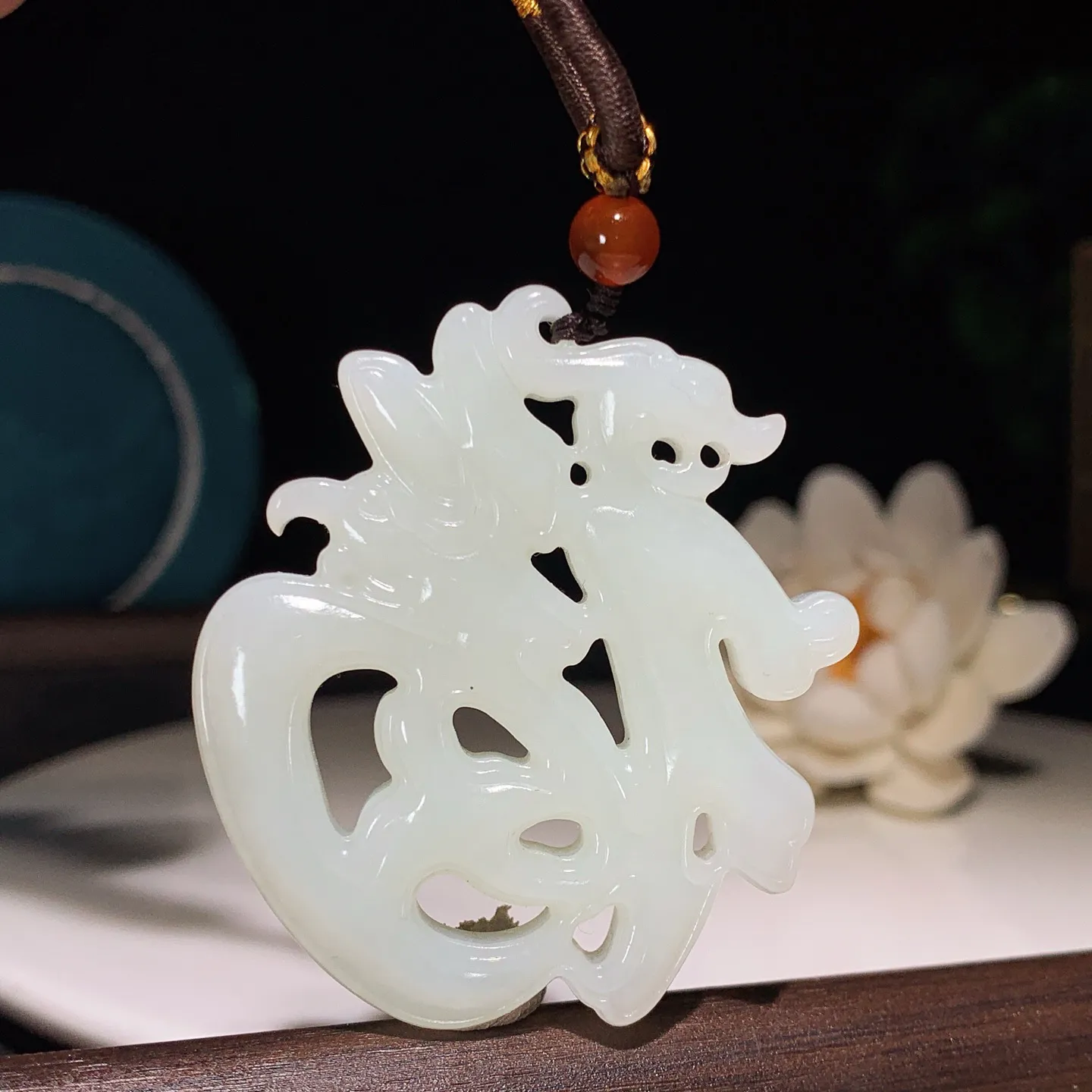 和田玉白玉福字挂件。尺寸50/45/7重27.6克 玉质细腻油润 底色纯净 脂粉好，品质好。lt251019