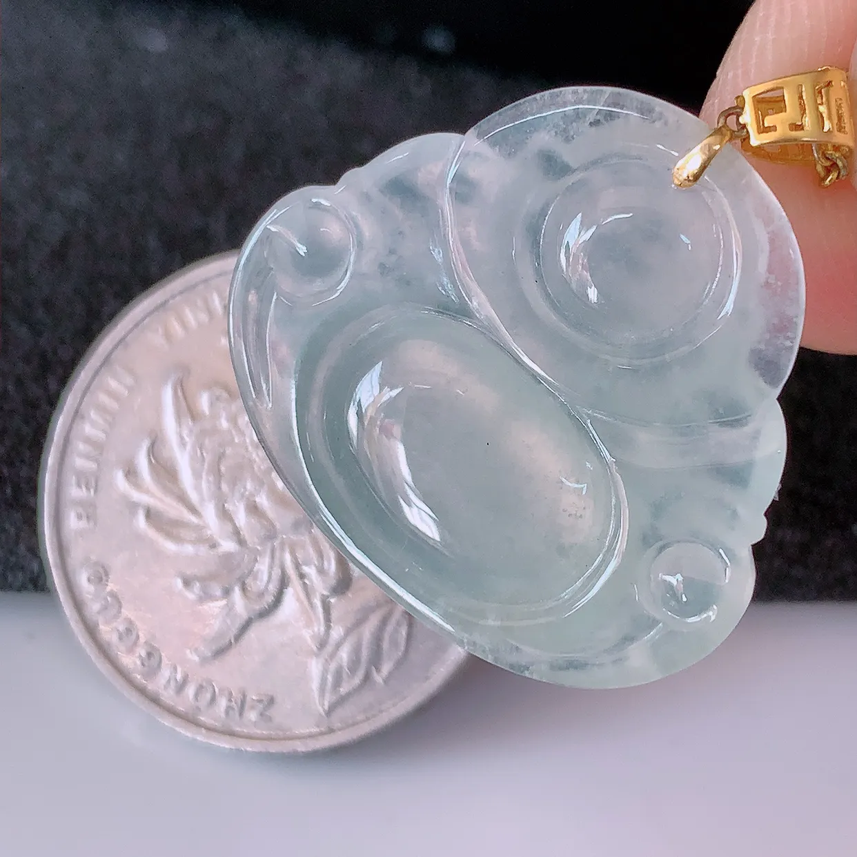 自然光实拍，18K金镶嵌冰种翡翠佛公吊坠，冰透饱满， 佛公亦保平安，寓意有福（佛公）相伴，品相佳，配戴优雅迷人！#41.7整体27.5裸石25*22.8*5.5