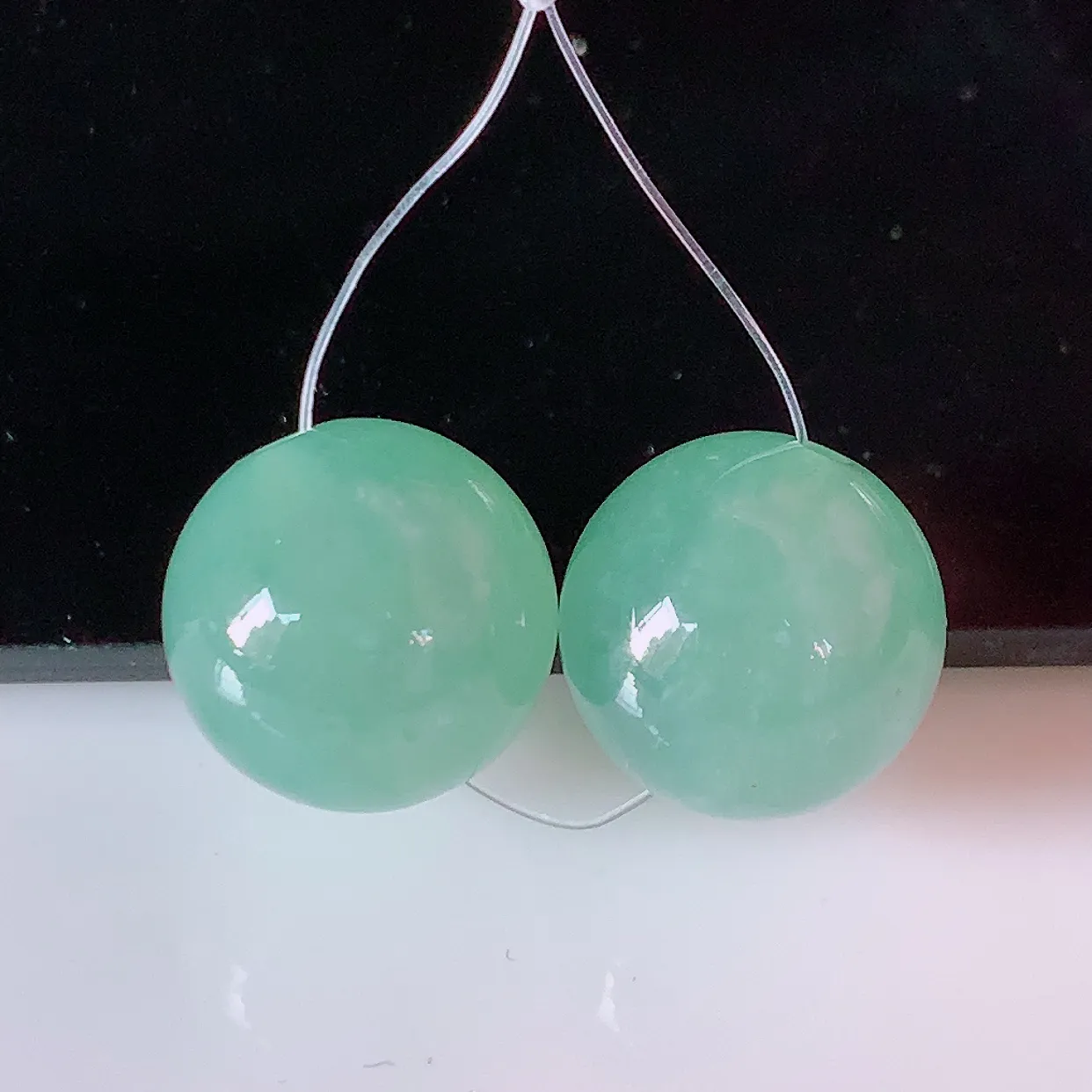 自然光实拍，冰种翡翠一对圆珠、转运珠吊坠，寓意“时来运转，财源滚滚” 寓意佳，转运珠佩戴时尚优雅！#