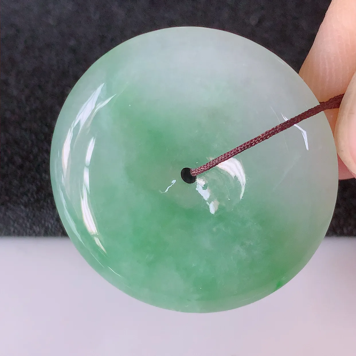 自然光实拍，水润飘绿翡翠平安扣吊坠，翠色灵动，玉质细腻，颜色漂亮，品相佳，佩戴佳品！#57.7