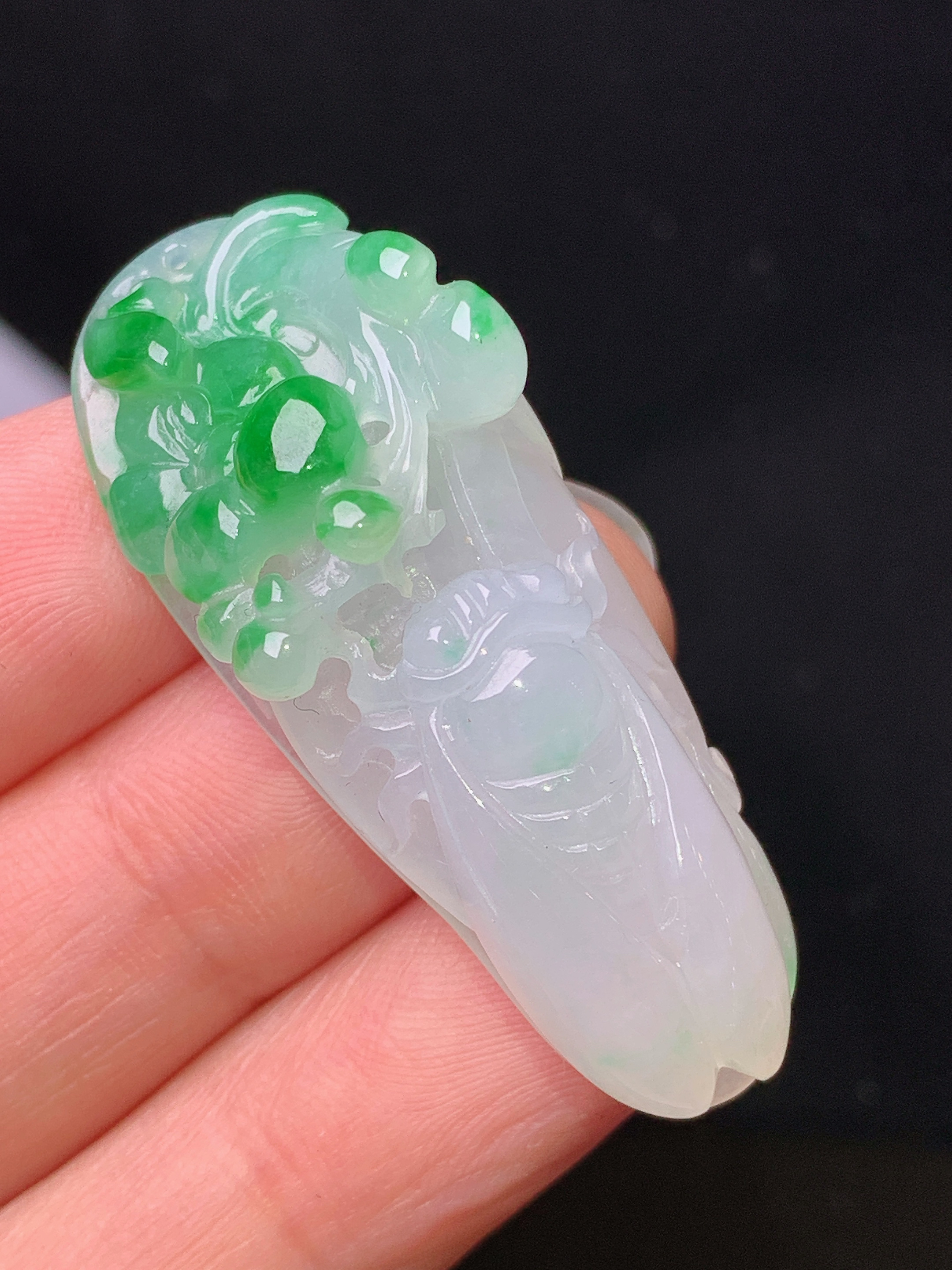 飘绿金蟾吊坠 玉质细腻 色泽艳丽清新 整体尺寸41.5*16.2*11.8